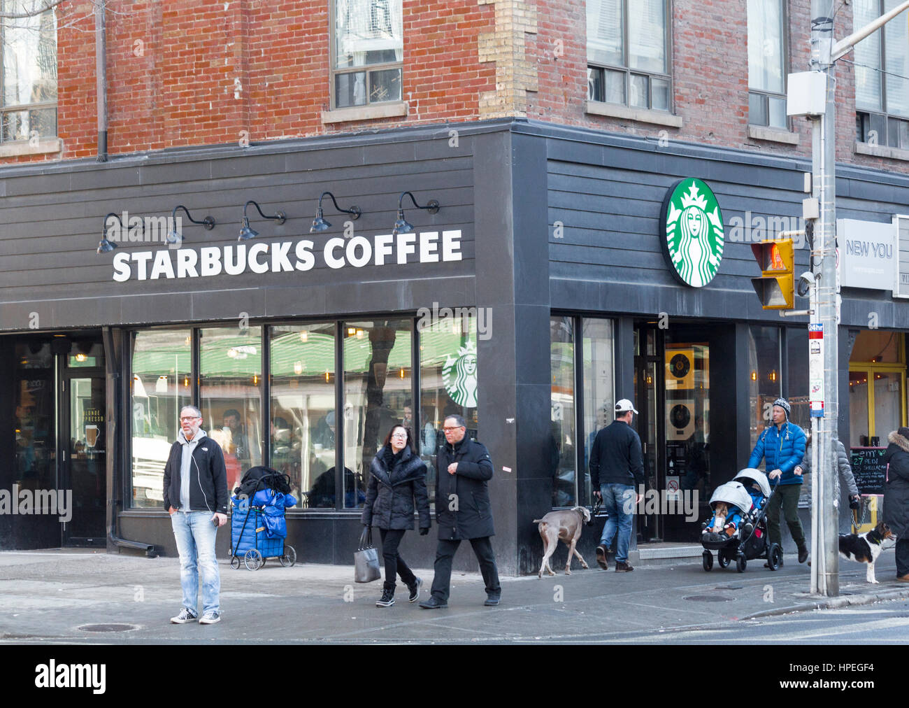 Starbucks Coffee House di Queen St. W. a Toronto, Ontario, Canada Foto Stock