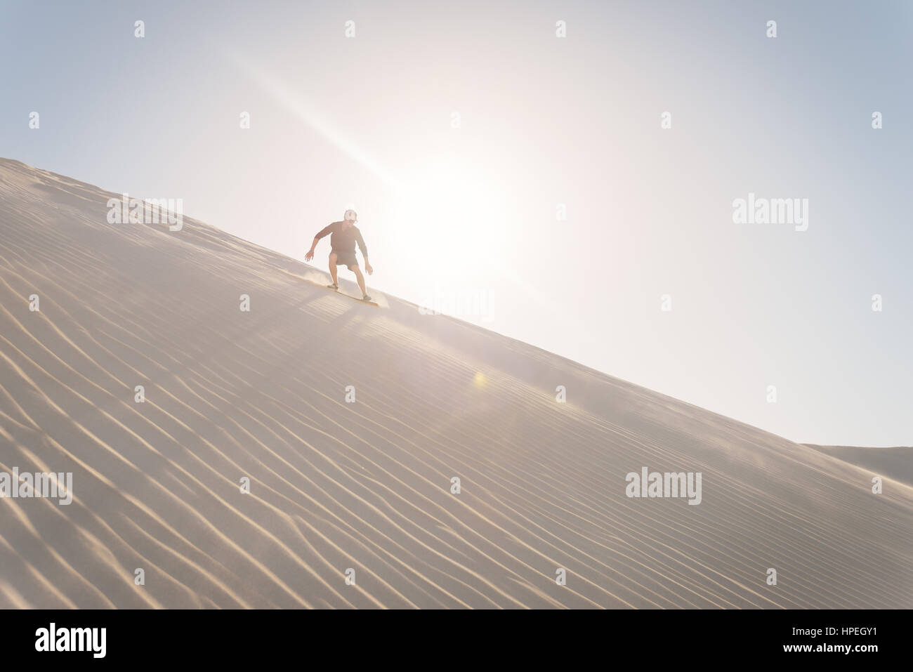 Sand Boarding backpackers a Lancelin dune di sabbia vicino a Perth, Western Australia Foto Stock