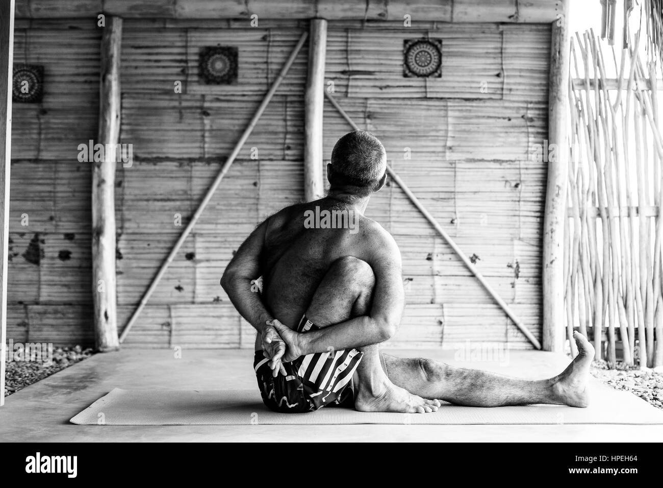 Insegnante di Yoga stretching sul suo mat Foto Stock