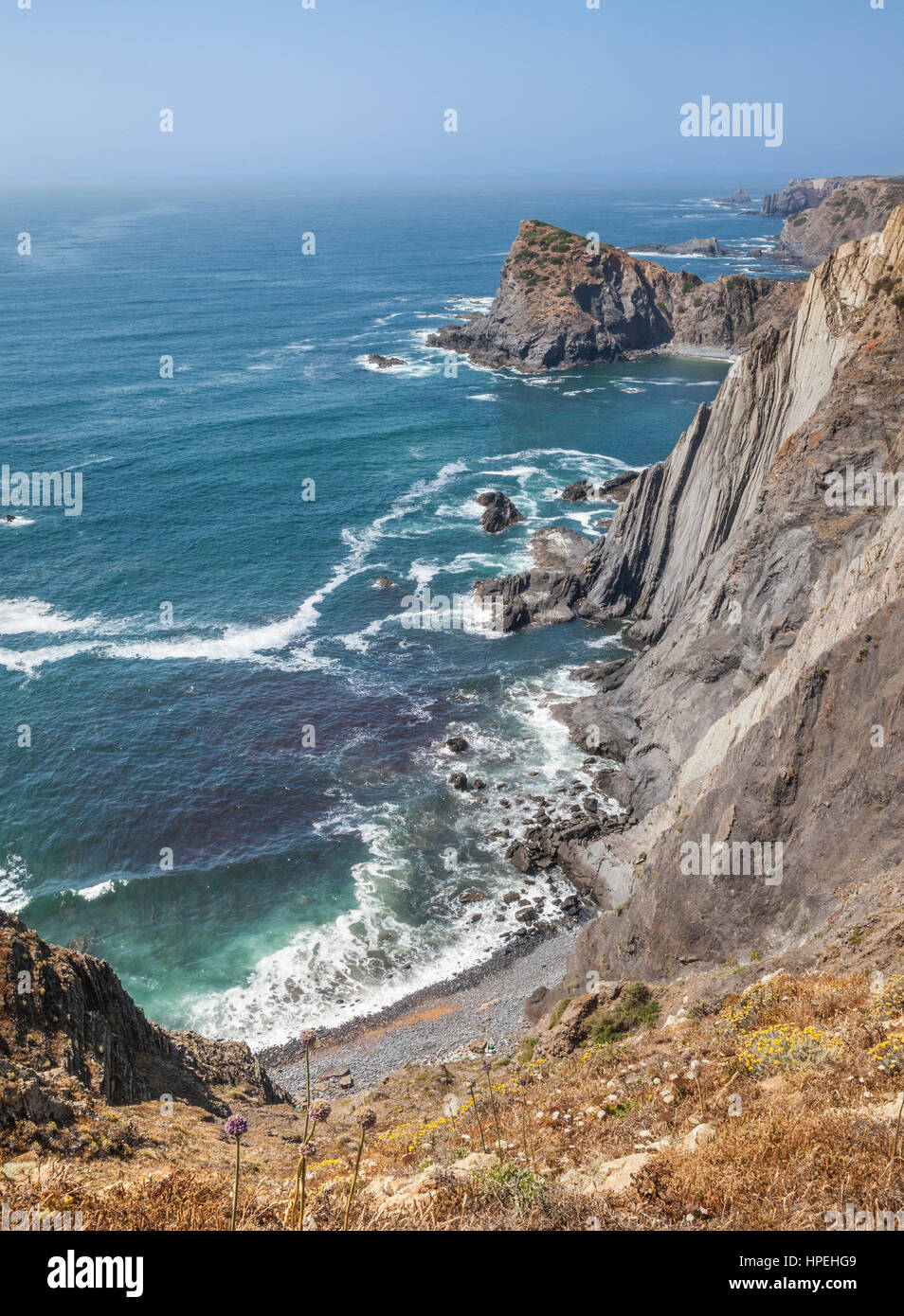 Il Portogallo, Algarve occidentale, Costa Vicentina parco naturale, vista del cliffy coste frastagliate nei pressi di Arrifana e Vila Fortaleza/Aljezur Foto Stock