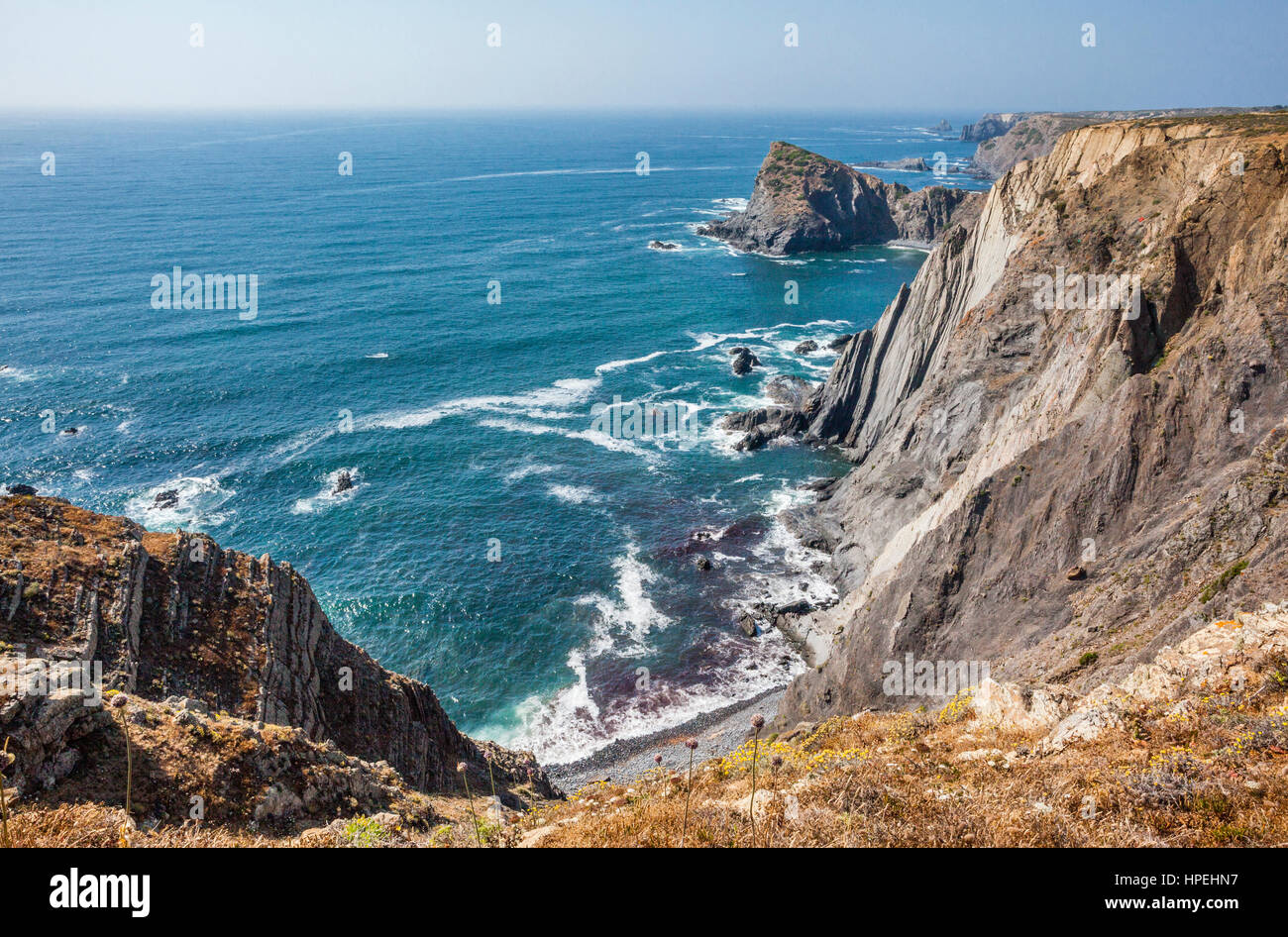 Il Portogallo, Algarve occidentale, Costa Vicentina parco naturale, vista del cliffy coste frastagliate nei pressi di Arrifana e Vila Fortaleza/Aljezur Foto Stock