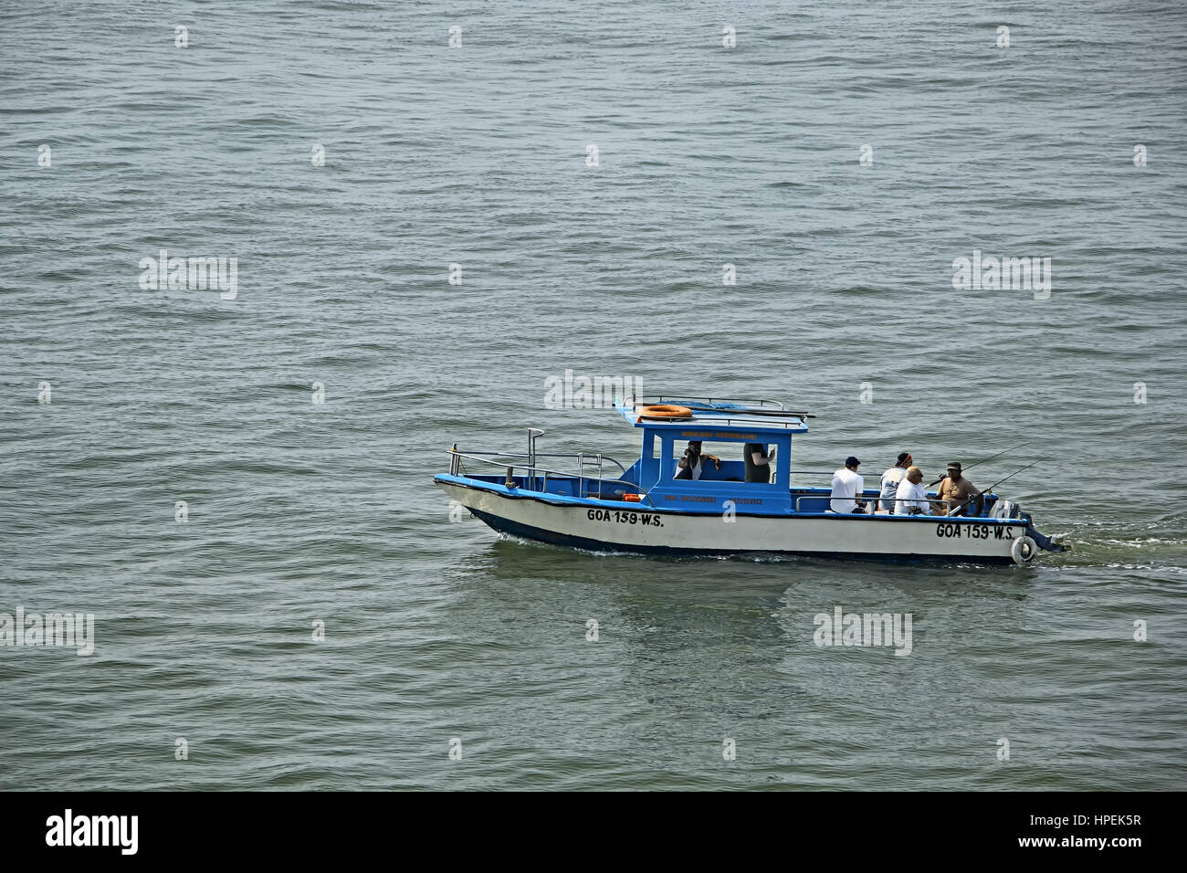 Lo sport non identificato i pescatori in barca su un viaggio di pesca in mare intorno Dona Paula in Goa, India. Foto Stock