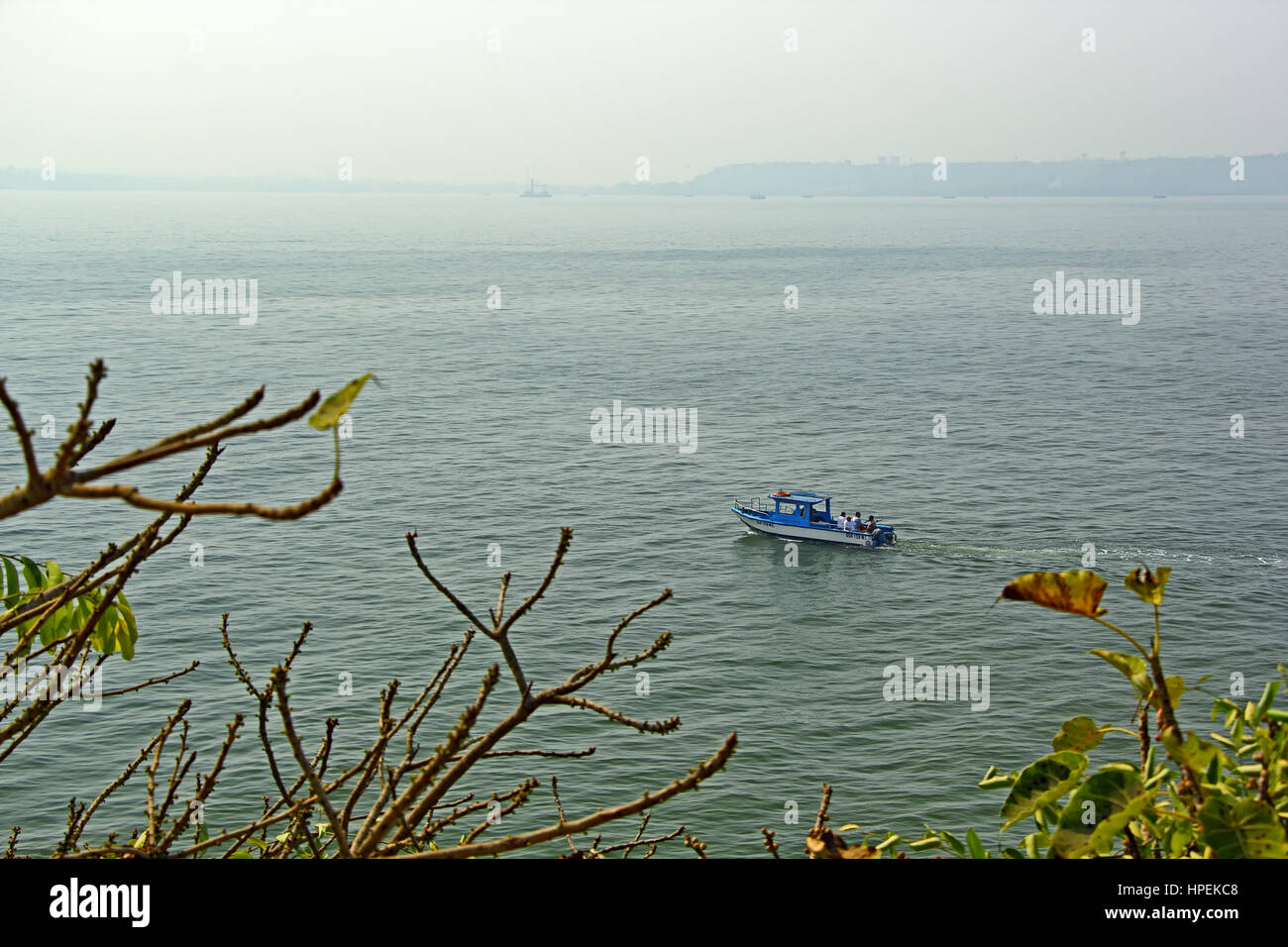 Lo sport non identificato i pescatori in barca su un viaggio di pesca in mare intorno Dona Paula in Goa, India. Foto Stock