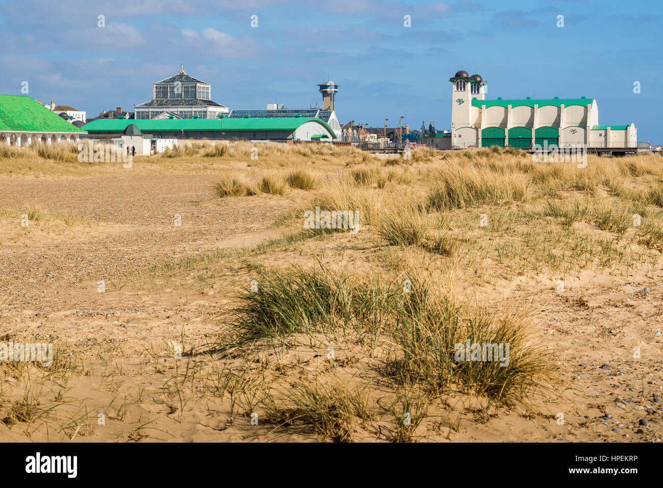 Costa di NORFOLK REGNO UNITO, una vista attraverso le dune di sabbia verso il lungomare di Great Yarmouth, Norfolk, Regno Unito Foto Stock
