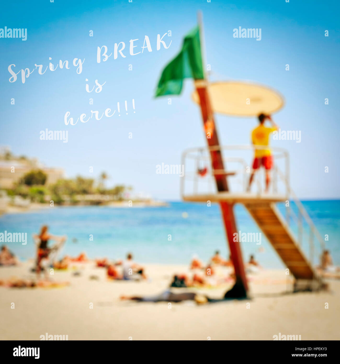 Testo spring break è qui su una foto sfocata di una spiaggia piena di un irriconoscibile la gente a prendere il sole Foto Stock