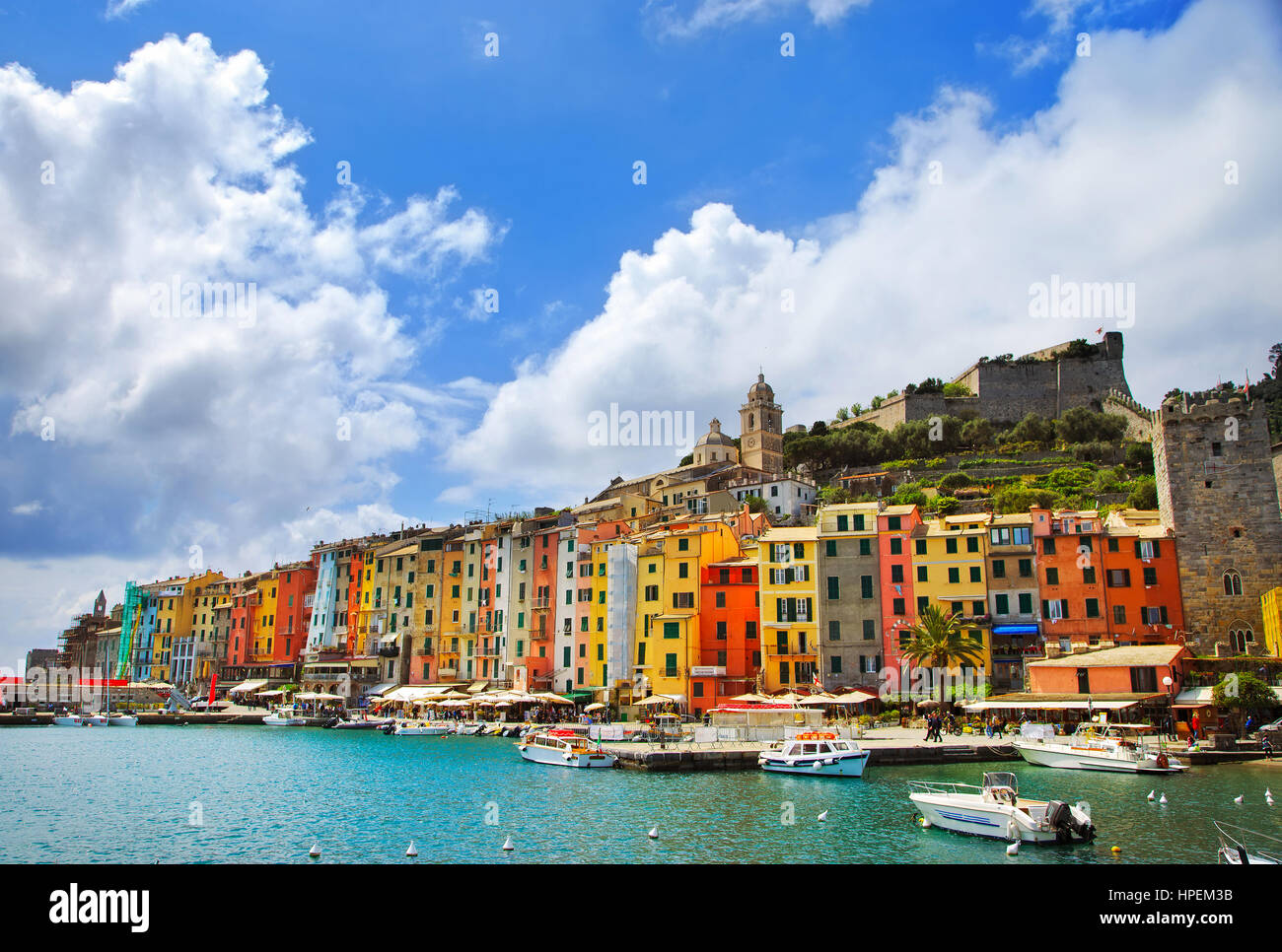 Portovenere antico villaggio sul mare. Chiesa e case. Cinque Terre, Cinque Terre Liguria Italia Europa. Foto Stock
