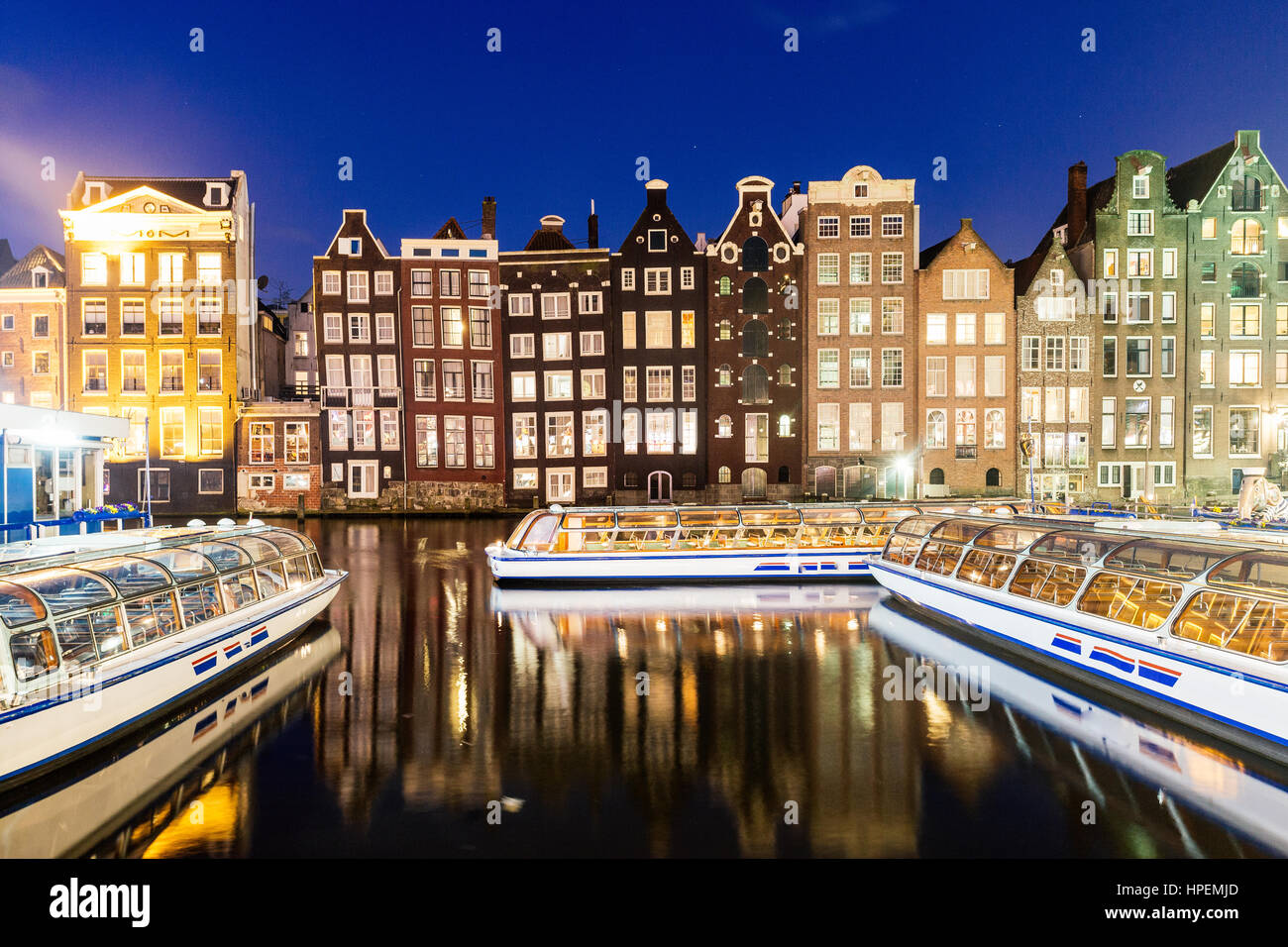 Amsterdam, case riflettendo sul canal, Paesi Bassi, l'Europa. Foto Stock