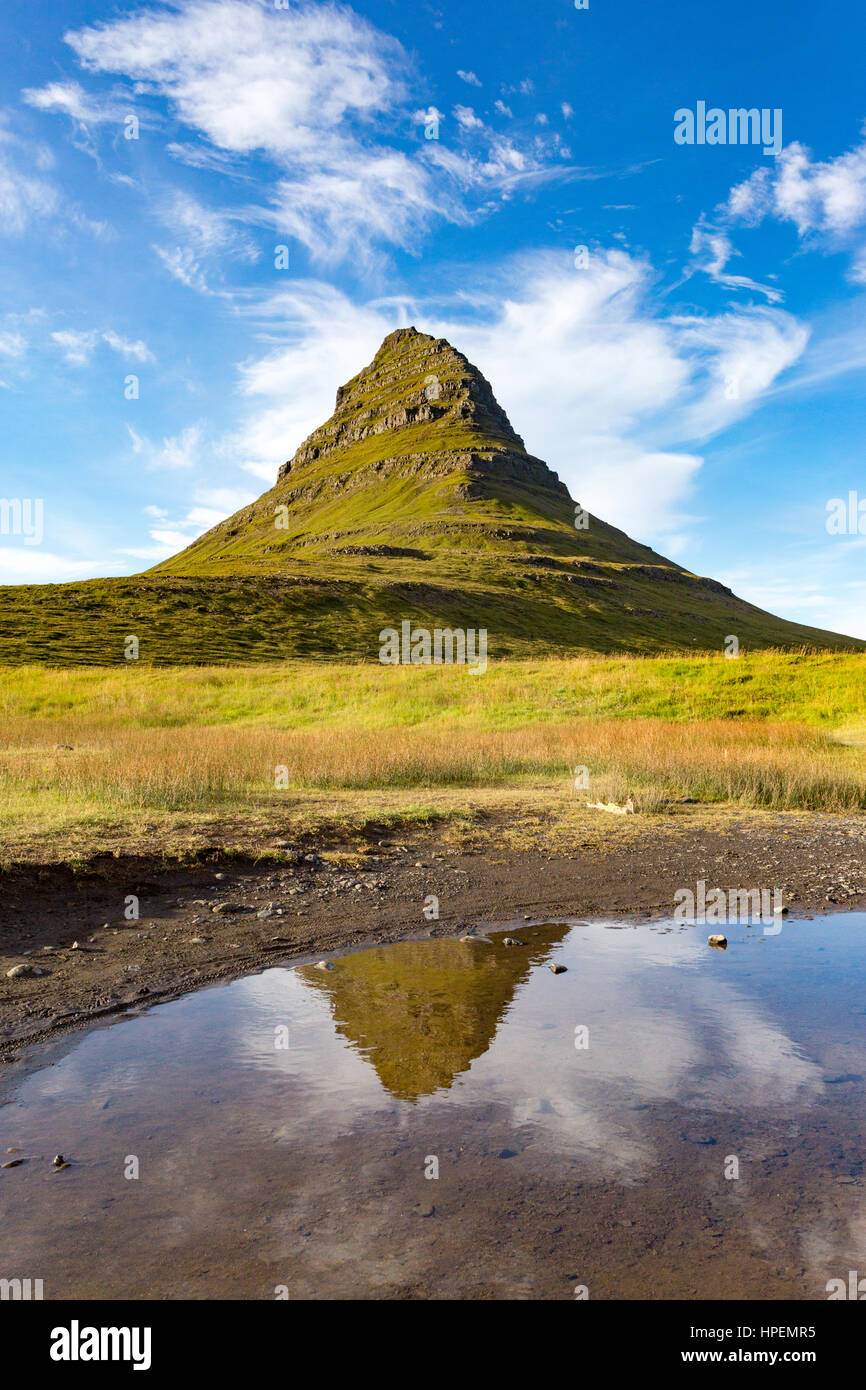 Kirkjufell montagna, Snaefellsnes peninsula, Islanda. Paesaggio con cascate, esposizione a lungo in una giornata di sole Foto Stock
