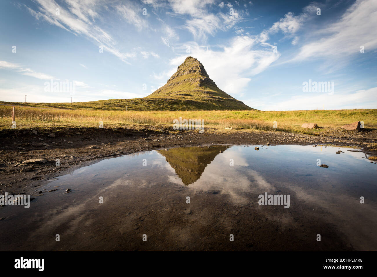 Kirkjufell montagna, Snaefellsnes peninsula, Islanda. Paesaggio con cascate, esposizione a lungo in una giornata di sole Foto Stock