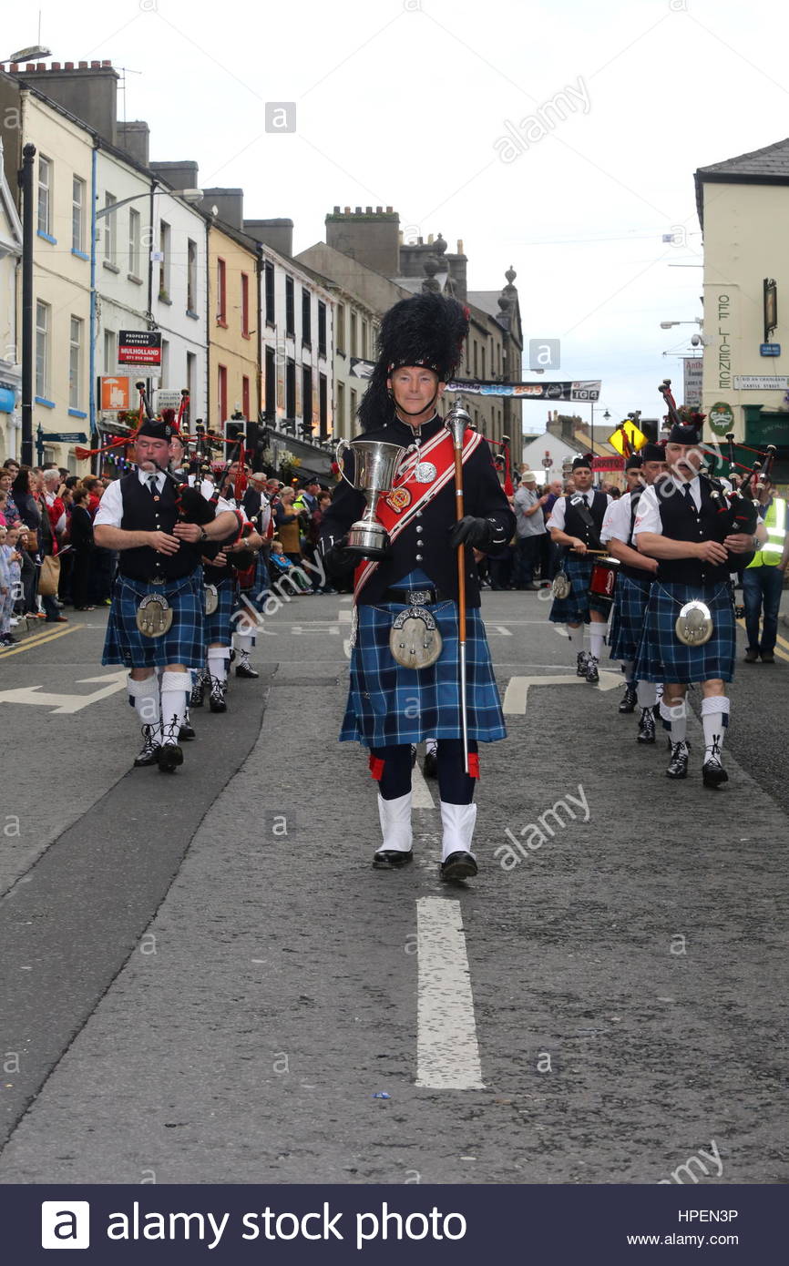 Irish pipe band marche attraverso Sligo in testa alla parata finale per contrassegnare il vicino di Fleadh Cheoil na hEireann, un festival di musica irlandese Foto Stock