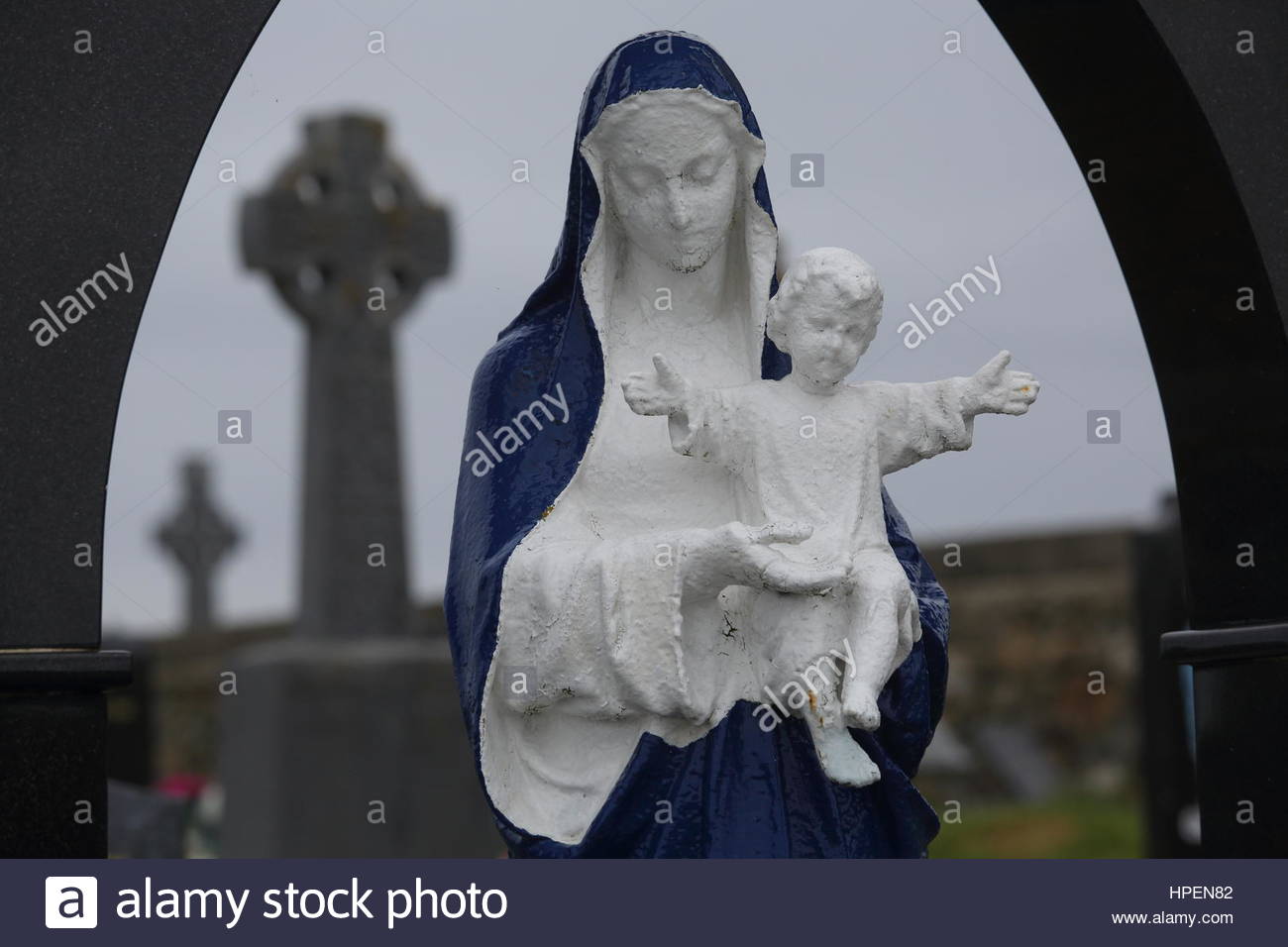 Una Madonna e Bambino statua in prossimità di un cimitero a Ovest dell Irlanda Foto Stock