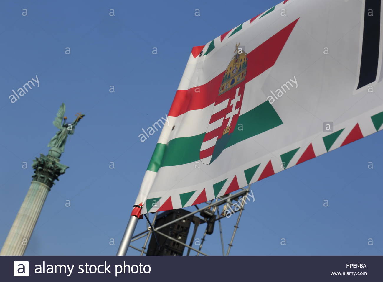 Una bandiera ungherese e il simbolo di St Stephen pende aloft in Piazza degli Eroi, Budapest Foto Stock