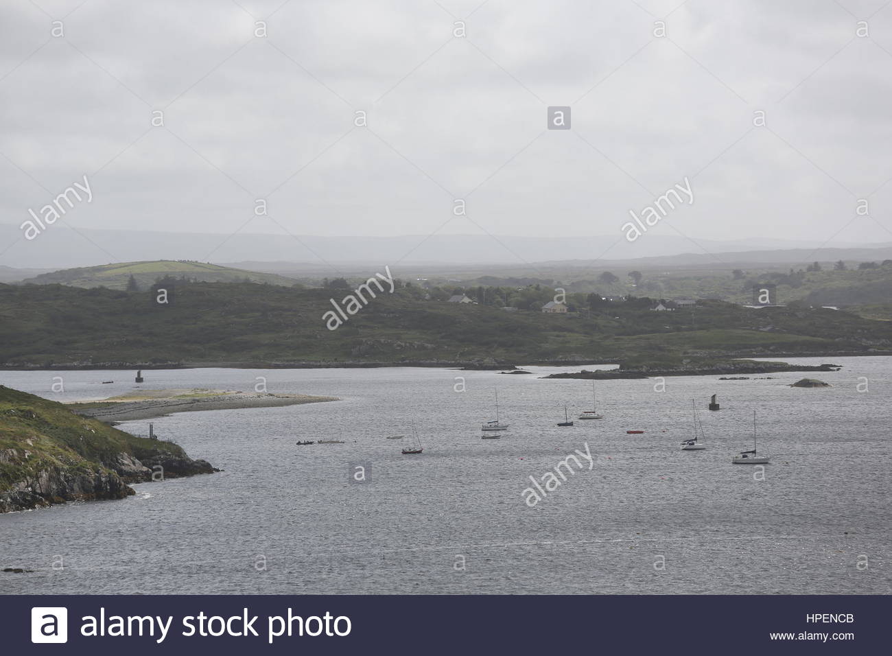 Piccole imbarcazioni si trovano in acque poco profonde lungo la costa occidentale dell'Irlanda. Foto Stock