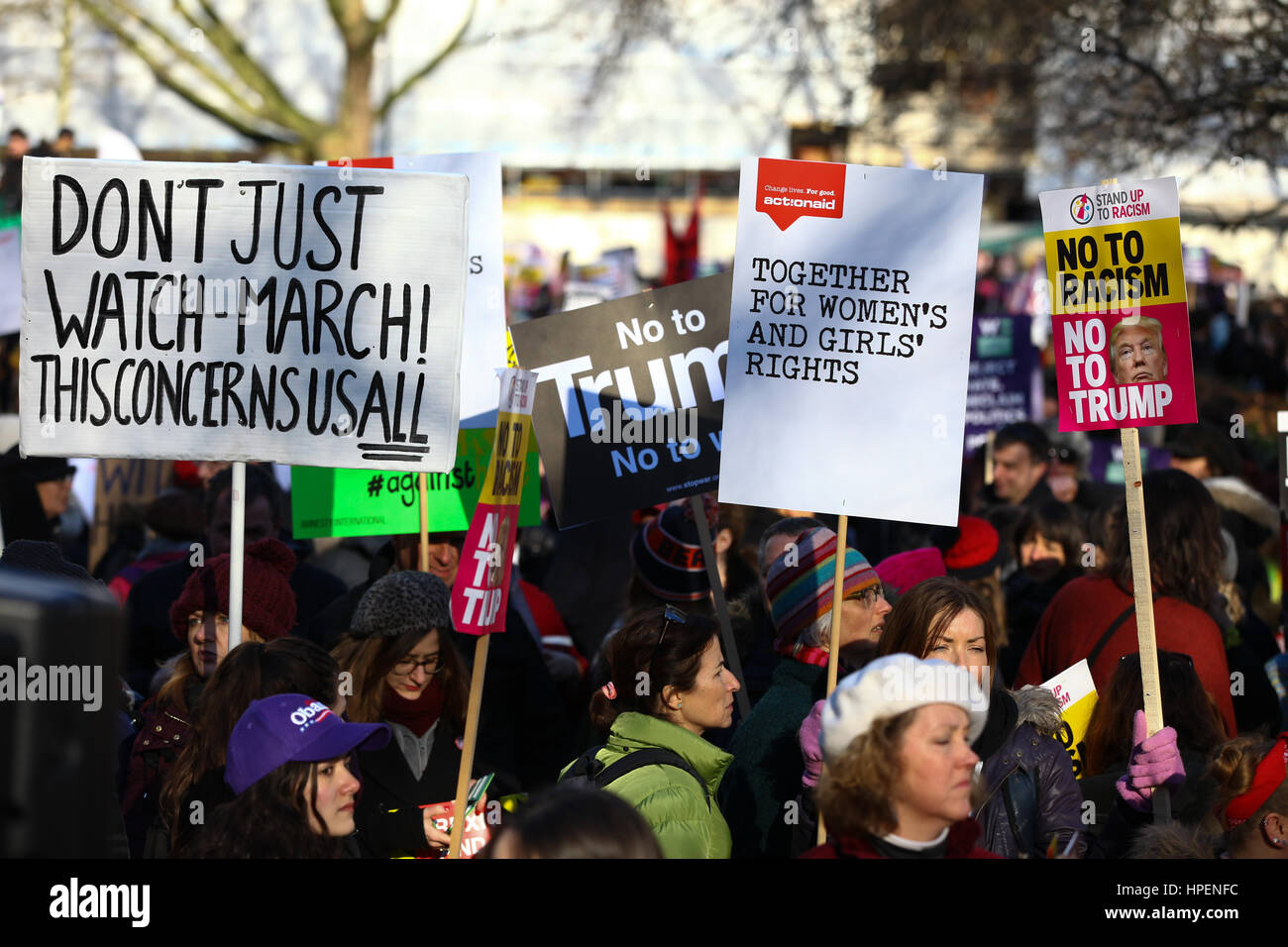 L'ambasciata USA, 24 Grosvenor Square, Londra, Regno Unito. 21 gen 2017 - Migliaia di persone prendono parte alle donne di marzo a Londra e in un rally in Trafalgar Square per la protezione delle donne dei diritti fondamentali e per la salvaguardia delle libertà minacciata dai recenti avvenimenti politici. Raduni in oltre trenta paesi di tutto il mondo stanno avendo luogo in occasione dell' investitura del Presidente USA Trump a Washington D.C. Dotato di: atmosfera, vista in cui: Londra, Regno Unito quando: 21 Gen 2017 Credit: Dinendra Haria/WENN.com Foto Stock