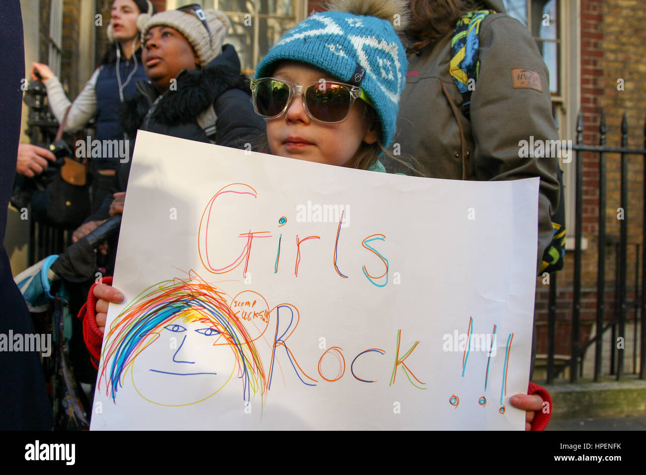 L'ambasciata USA, 24 Grosvenor Square, Londra, Regno Unito. 21 gen 2017 - Migliaia di persone prendono parte alle donne di marzo a Londra e in un rally in Trafalgar Square per la protezione delle donne dei diritti fondamentali e per la salvaguardia delle libertà minacciata dai recenti avvenimenti politici. Raduni in oltre trenta paesi di tutto il mondo stanno avendo luogo in occasione dell' investitura del Presidente USA Trump a Washington D.C. Dotato di: atmosfera, vista in cui: Londra, Regno Unito quando: 21 Gen 2017 Credit: Dinendra Haria/WENN.com Foto Stock