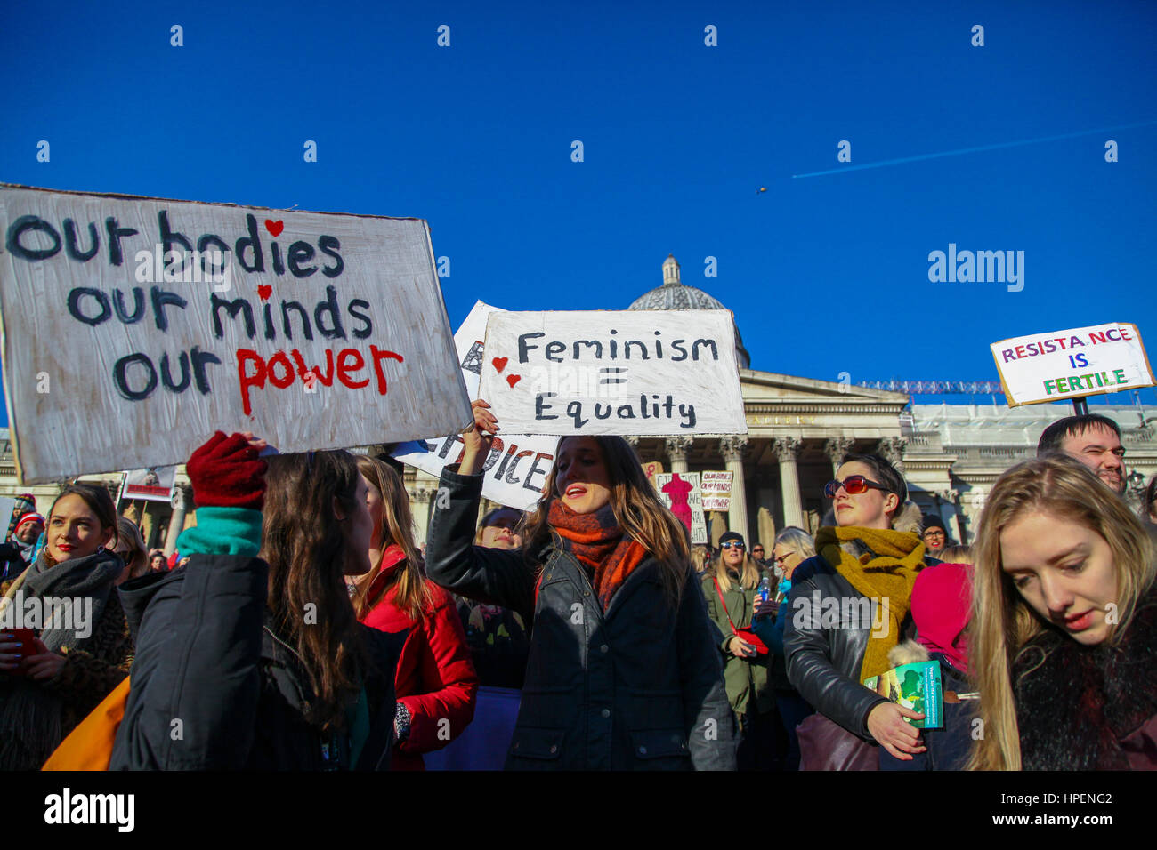 L'ambasciata USA, 24 Grosvenor Square, Londra, Regno Unito. 21 gen 2017 - Migliaia di persone prendono parte alle donne di marzo a Londra e in un rally in Trafalgar Square per la protezione delle donne dei diritti fondamentali e per la salvaguardia delle libertà minacciata dai recenti avvenimenti politici. Raduni in oltre trenta paesi di tutto il mondo stanno avendo luogo in occasione dell' investitura del Presidente USA Trump a Washington D.C. Dotato di: atmosfera, vista in cui: Londra, Regno Unito quando: 21 Gen 2017 Credit: Dinendra Haria/WENN.com Foto Stock