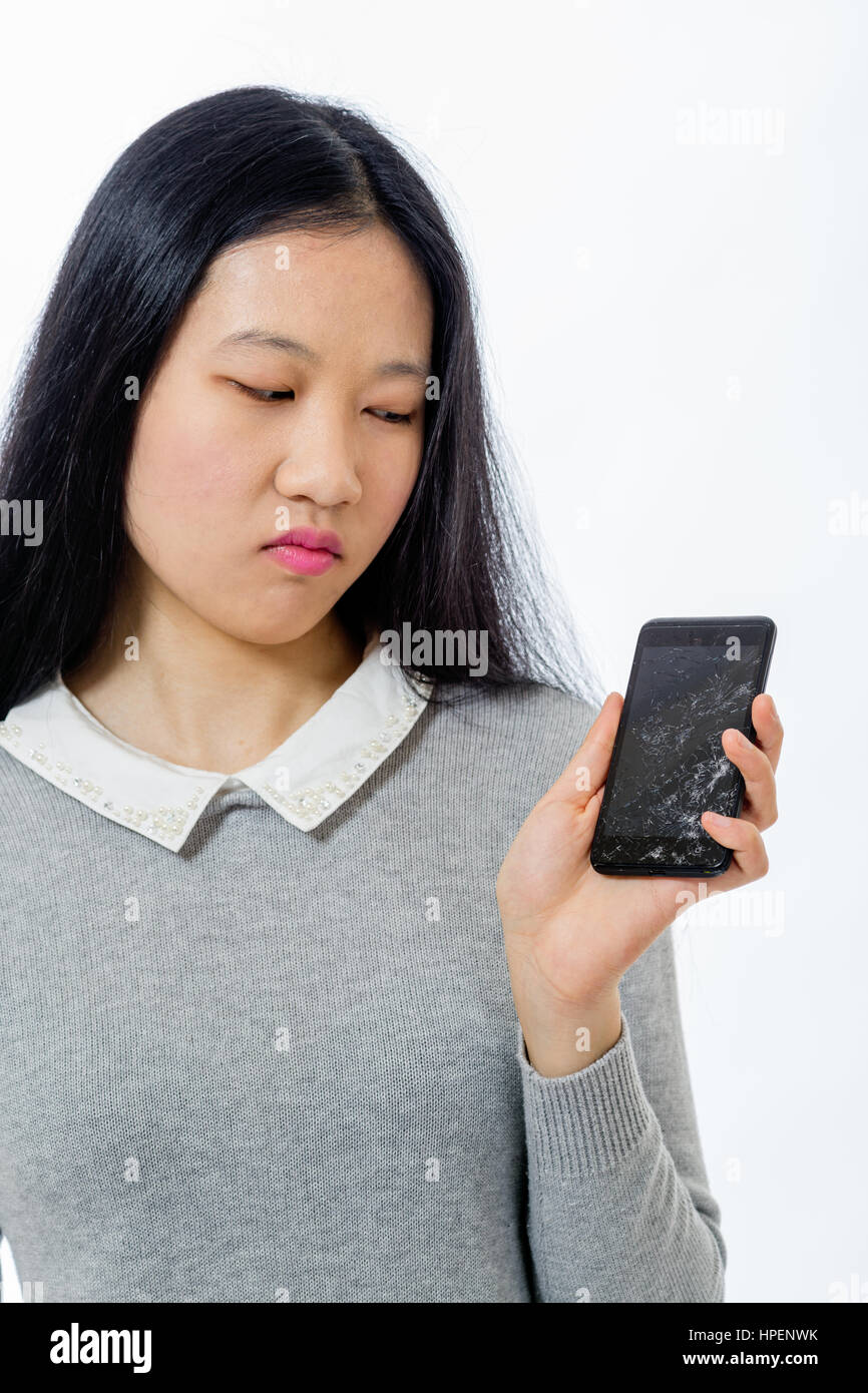 Sconvolto da studentessa cinese con cellulare rotto Foto Stock