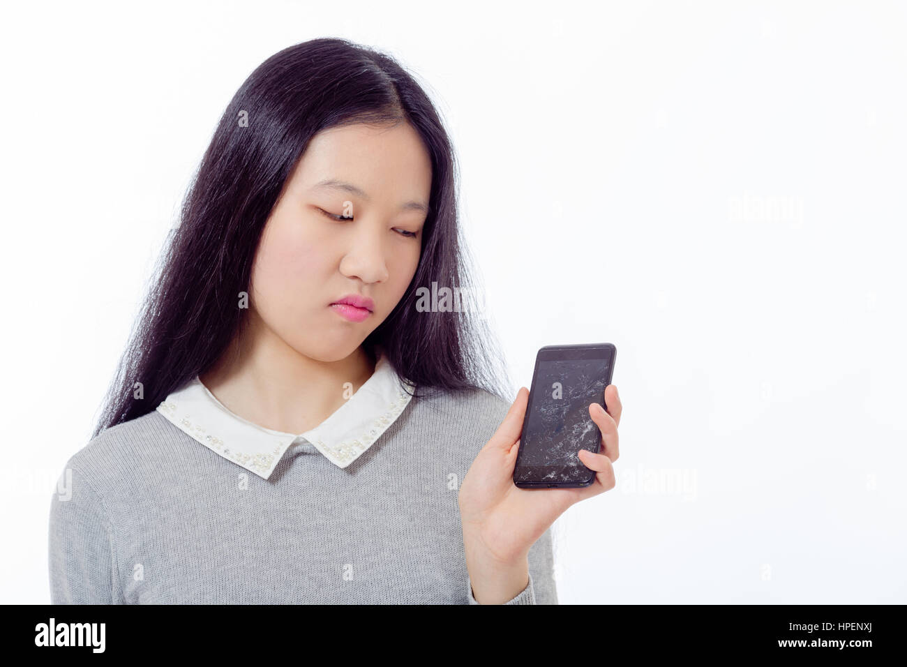 Sconvolto da studentessa cinese con cellulare rotto Foto Stock