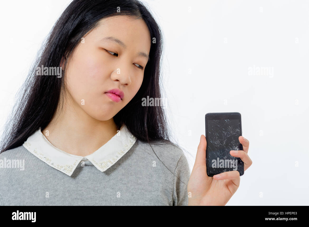 Sconvolto da studentessa cinese con cellulare rotto Foto Stock
