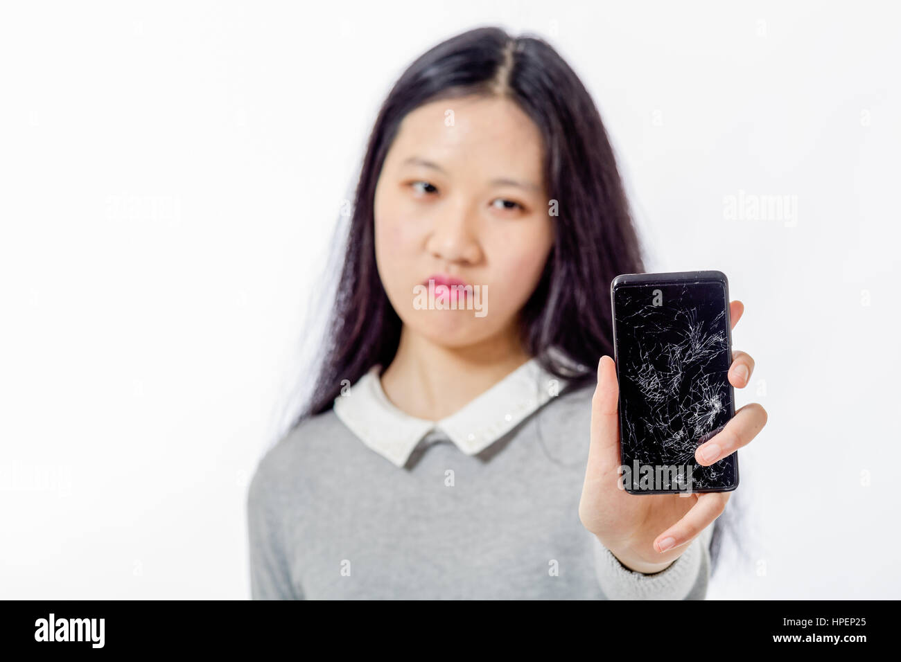 Sconvolto da studentessa cinese con cellulare rotto Foto Stock