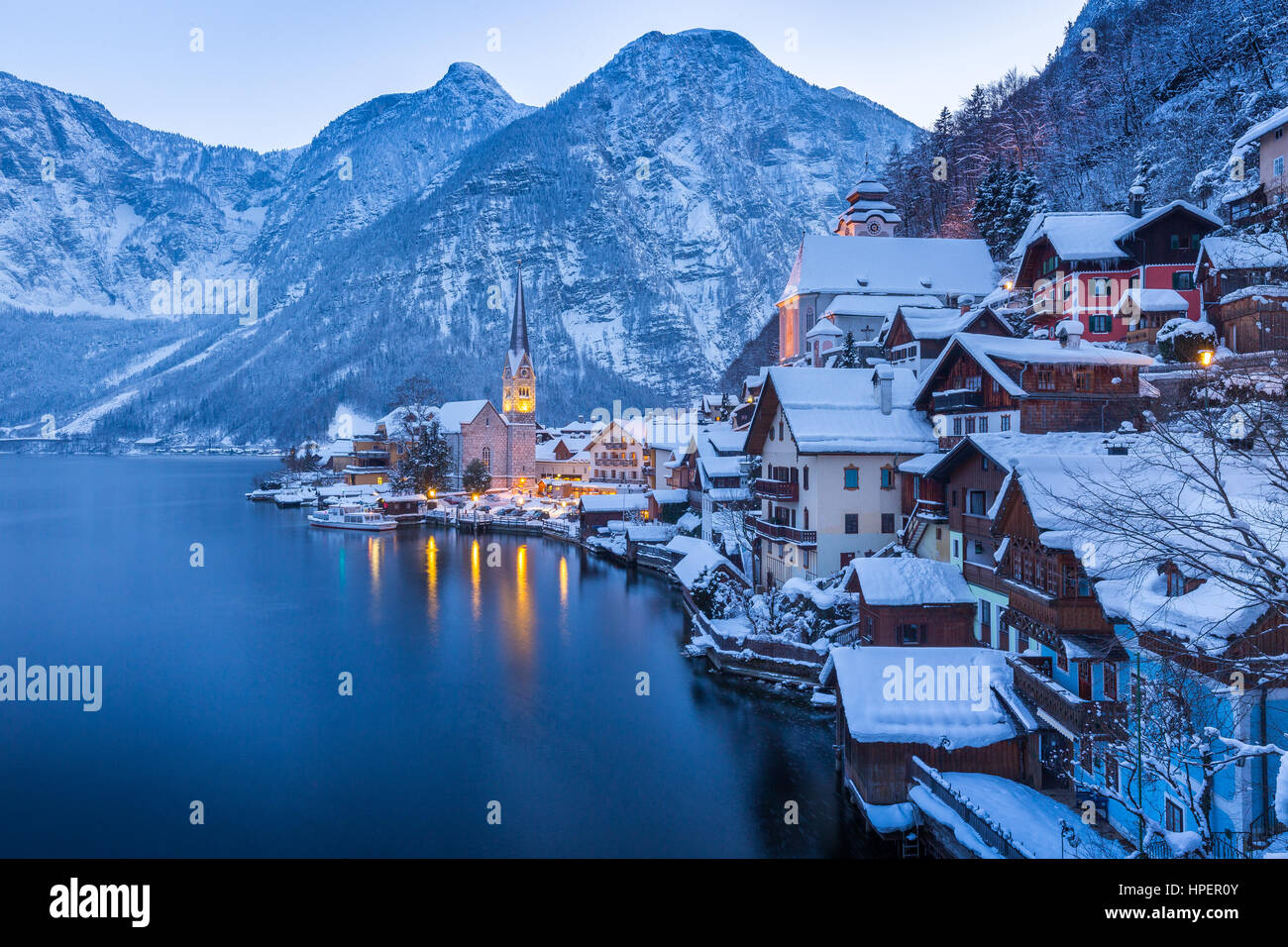 Classic vista da cartolina famosa Hallstatt Lakeside Town nelle Alpi con belle Hallstattersee nel post mistico tramonto crepuscolo invernale al tramonto Foto Stock