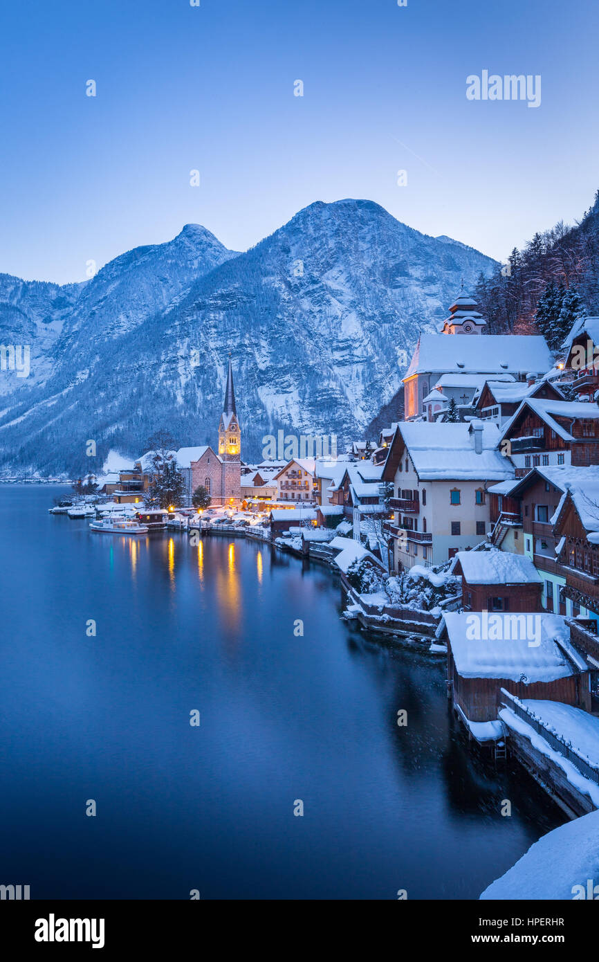 Classic vista da cartolina famosa Hallstatt Lakeside Town nelle Alpi con belle Hallstattersee nel post mistico tramonto inverno twilight, Austria Foto Stock