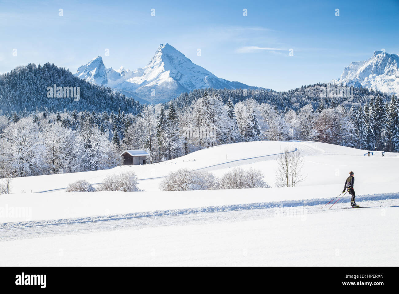 Scenic winter wonderland paesaggi con lo sci di fondo la via e il famoso monte Watzmann vertice in background su un bel freddo giorno di sole Foto Stock