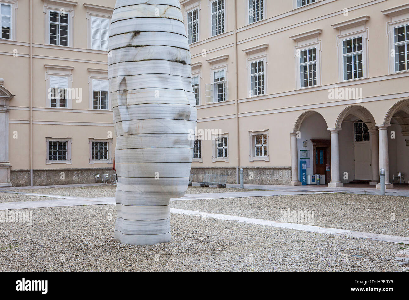 La scultura in marmo 'Awilda' dall'artista catalano Jaume da Plensa a, Dietrichsruh-Platz piazza dell'Università di Salisburgo, Austria Foto Stock