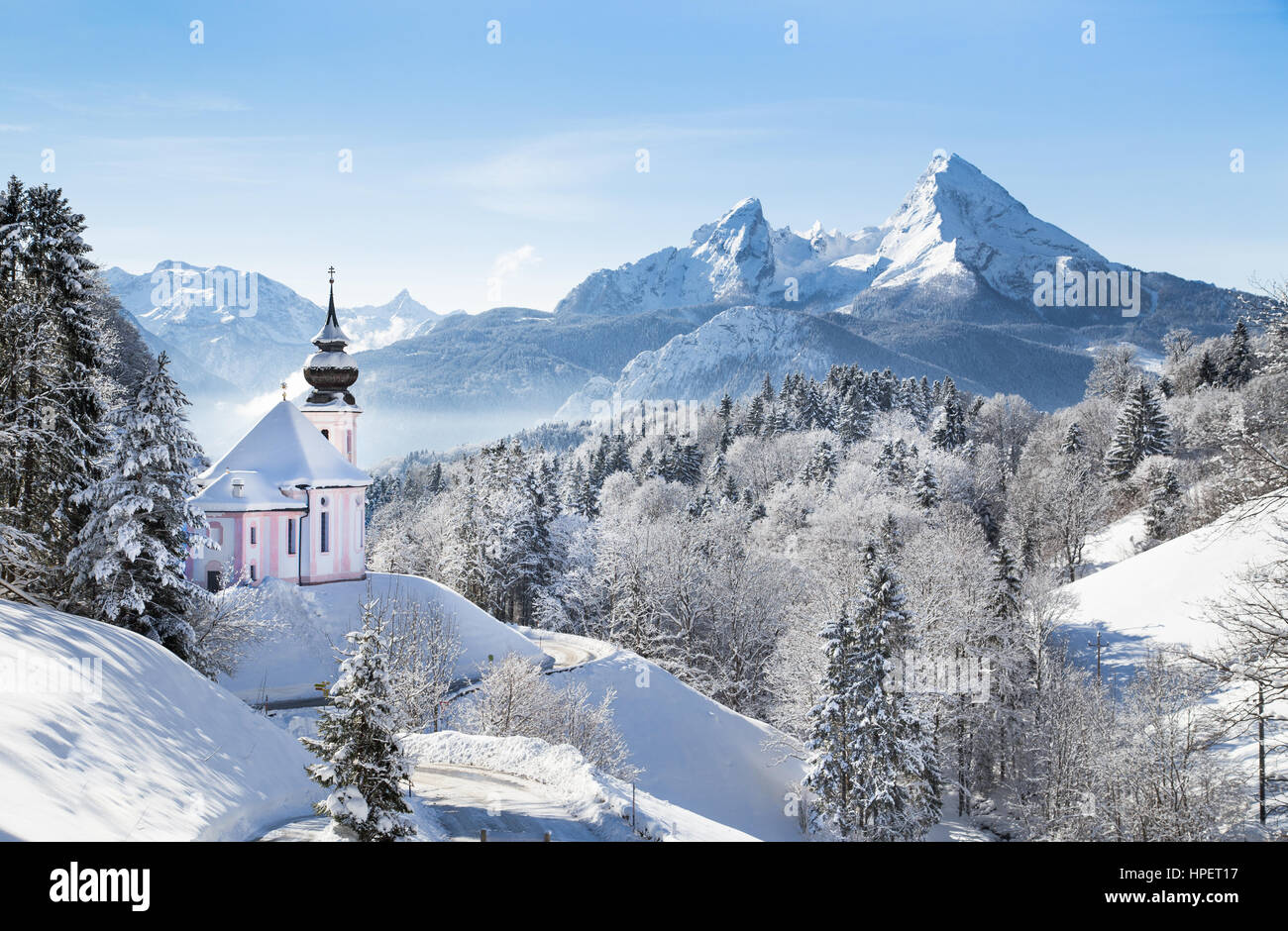 Vista panoramica della splendida winter wonderland paesaggio di montagna delle Alpi con la chiesa di pellegrinaggio di Maria Gern e famoso vertice Katzmann, Bavaria Foto Stock