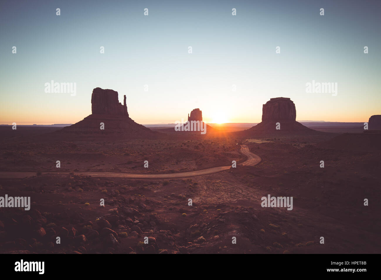 Visualizzazione classica di scenic Monument Valley con il famoso mezzoguanti e Merrick Butte al golden sunrise in estate con retro vintage filtro, Arizona, Stati Uniti d'America Foto Stock