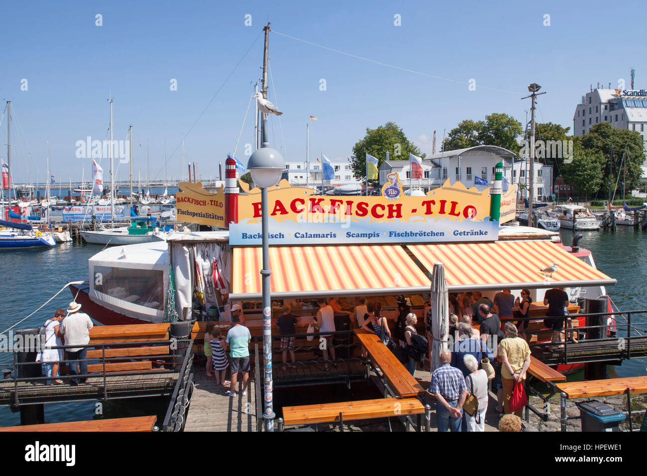 Rostock-Warnemünde, barca da pesca con pesce-vendita AL 'Alter Strom' Foto Stock
