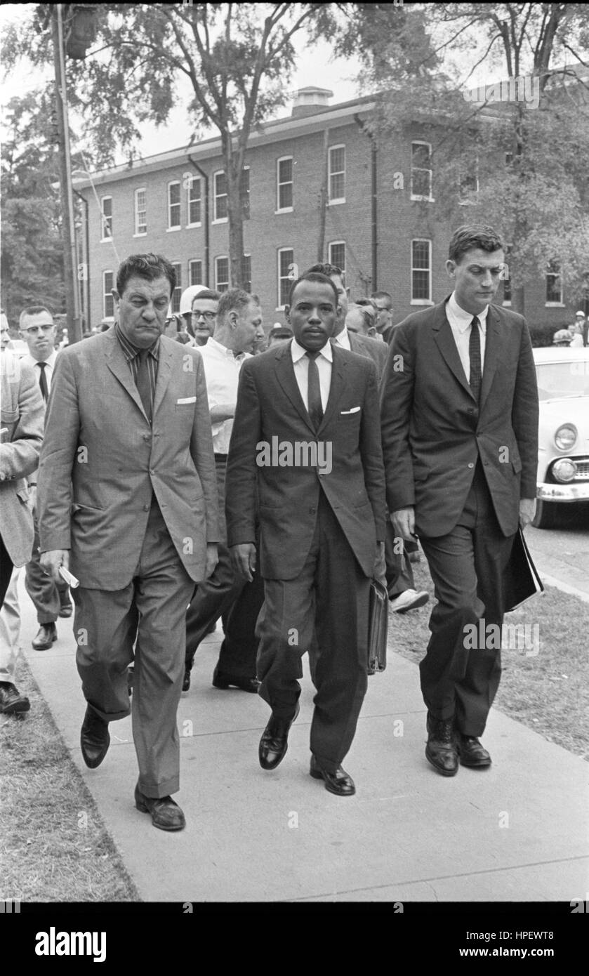 James Meredith camminando sul campus della University of Mississippi accompagnato da U S esegue il marshalling, Oxford, MS, 10/01/1962. Foto di Marion S Trikosko Foto Stock