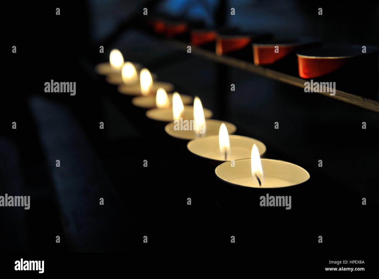 Masterizzazione di candela votiva in una chiesa Foto Stock