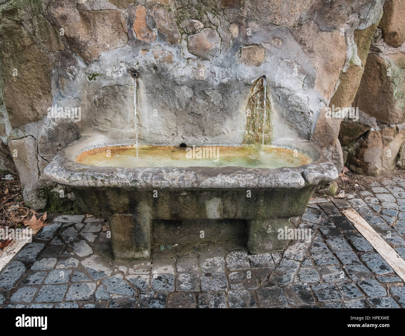 Acqua potabile vasca in Roma, Italia Foto Stock