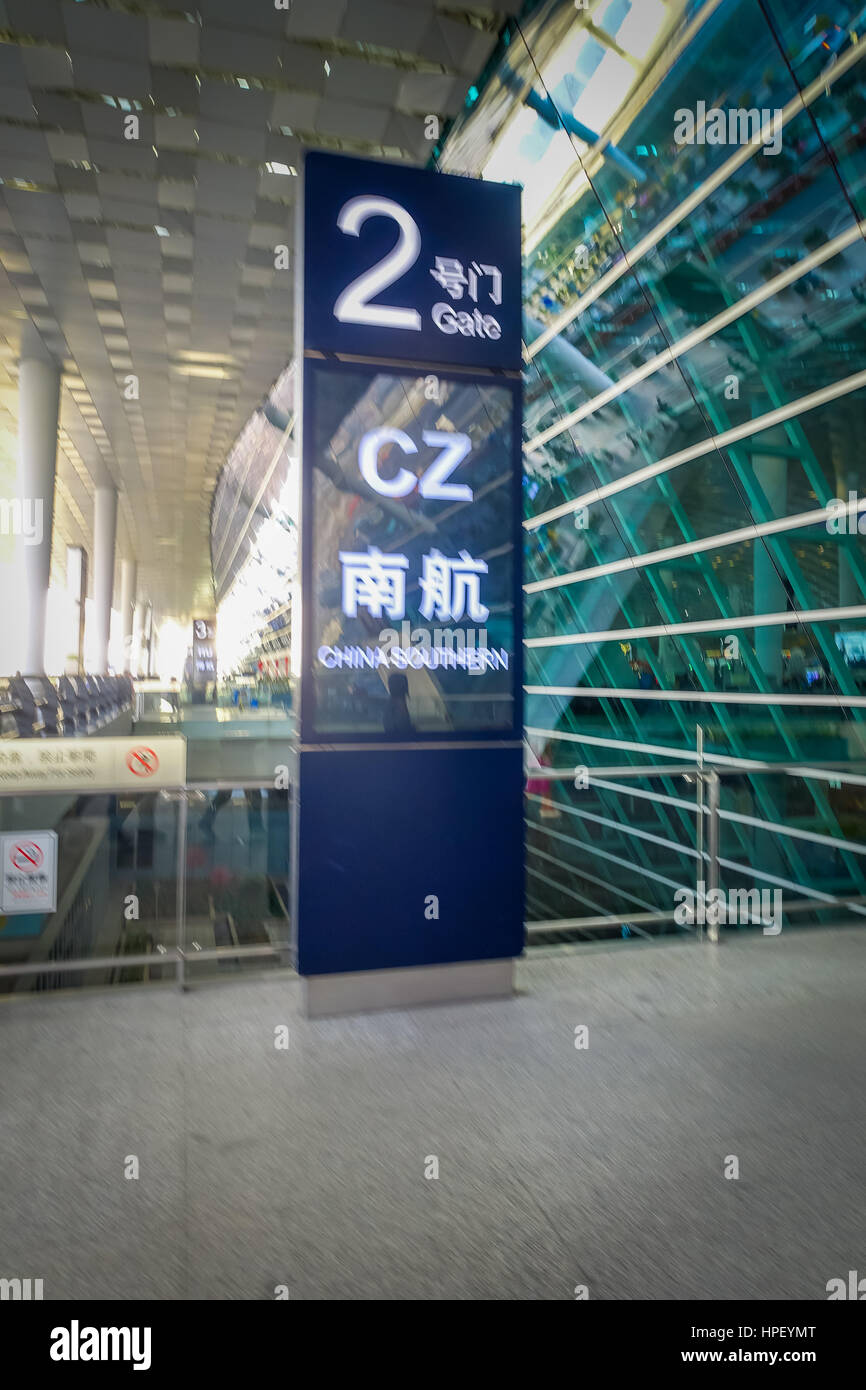 Shenzhen, Cina - 29 January, 2017: Terminal aeroporto di Shenzen come visto da fuori, la moderna architettura di vetro e pannelli bianchi. Foto Stock