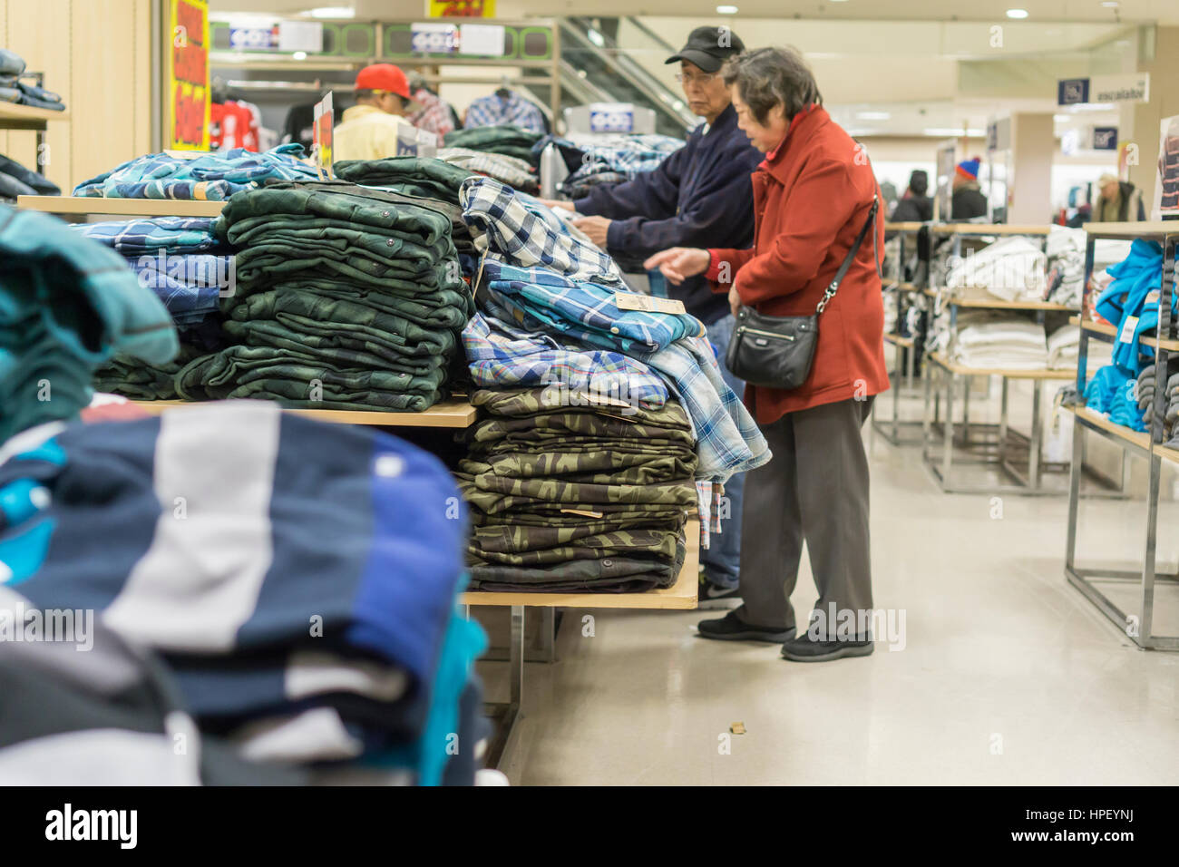 I clienti ricerca di occasioni a presto per essere chiusura negozio Sears in Rego Park di New York Borough of Queens di sabato 18 febbraio, 2017. Sears Holdings ha ritenuto il negozio non redditizie e sarà la chiusura di qualche volta nel mese di aprile. Il negozio è uno dei 42 negozi, essi si chiuderà in primavera. Sears è anche la chiusura 108 Kmart negozi. (© Richard B. Levine) Foto Stock