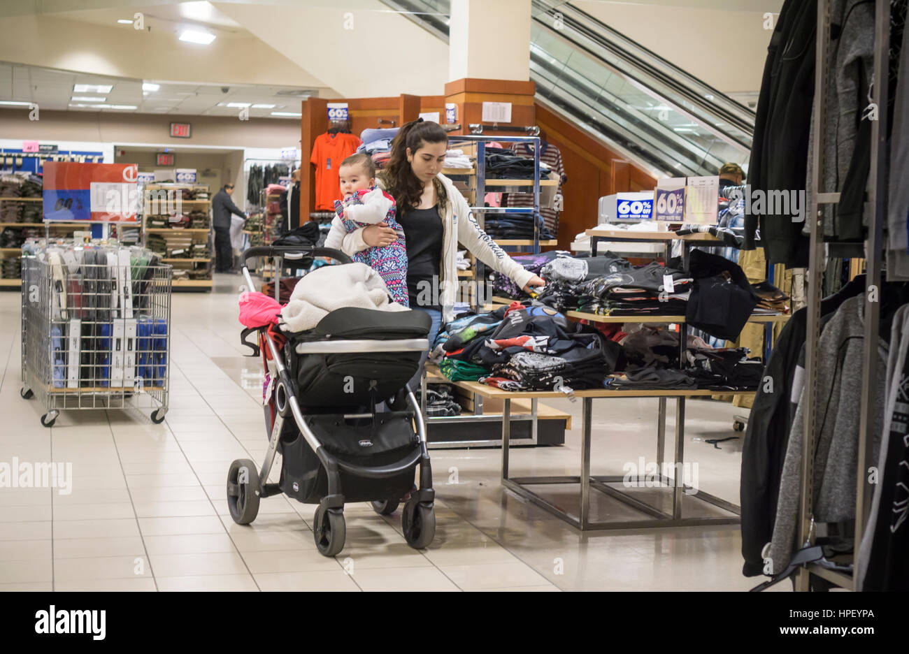 I clienti ricerca di occasioni a presto per essere chiusura negozio Sears in Rego Park di New York Borough of Queens di sabato 18 febbraio, 2017. Sears Holdings ha ritenuto il negozio non redditizie e sarà la chiusura di qualche volta nel mese di aprile. Il negozio è uno dei 42 negozi, essi si chiuderà in primavera. Sears è anche la chiusura 108 Kmart negozi. (© Richard B. Levine) Foto Stock