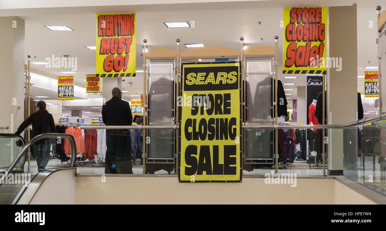 I clienti ricerca di occasioni a presto per essere chiusura negozio Sears in Rego Park di New York Borough of Queens di sabato 18 febbraio, 2017. Sears Holdings ha ritenuto il negozio non redditizie e sarà la chiusura di qualche volta nel mese di aprile. Il negozio è uno dei 42 negozi, essi si chiuderà in primavera. Sears è anche la chiusura 108 Kmart negozi. (© Richard B. Levine) Foto Stock