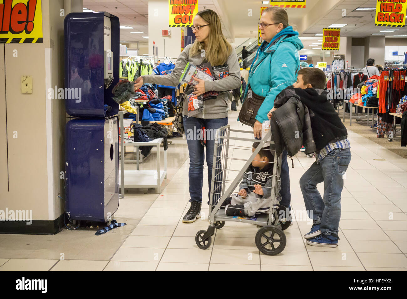 I clienti utilizzano un prezzo scanner a presto per essere chiusura negozio Sears in Rego Park di New York Borough of Queens di sabato 18 febbraio, 2017. Sears Holdings ha ritenuto il negozio non redditizie e sarà la chiusura di qualche volta nel mese di aprile. Il negozio è uno dei 42 negozi, essi si chiuderà in primavera. Sears è anche la chiusura 108 Kmart negozi. (© Richard B. Levine) Foto Stock