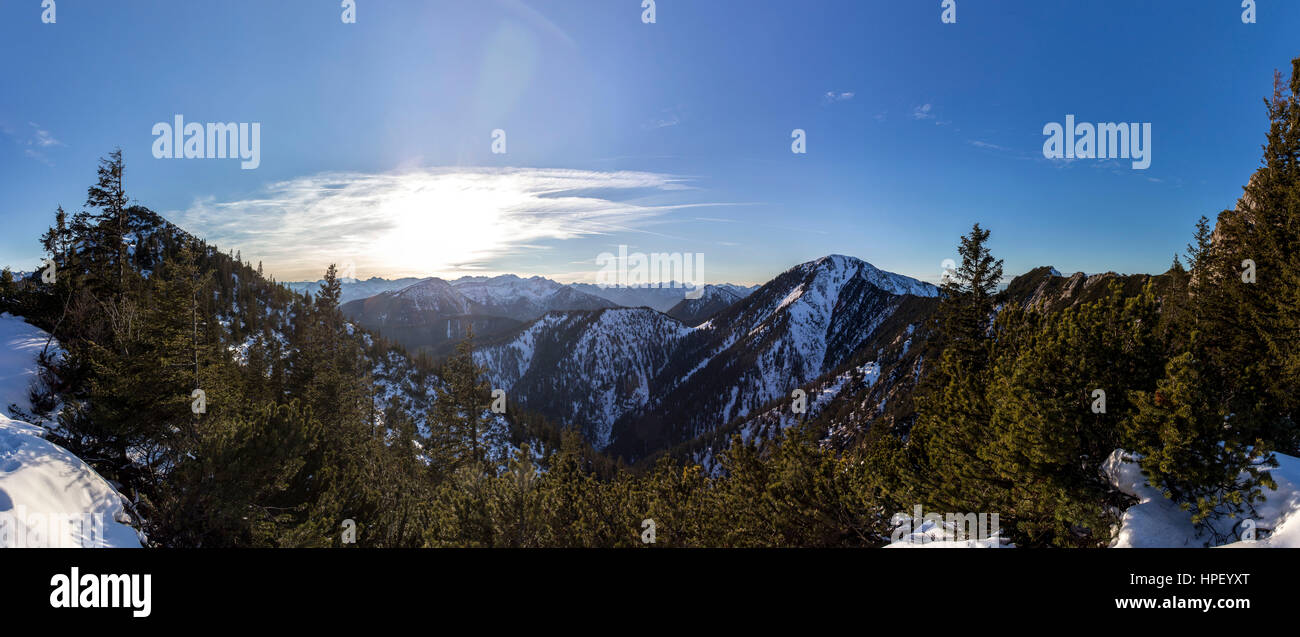 Panorama di montagna in Baviera con vista sulle alpi freddo invernale scenario, deserte, Foto Stock