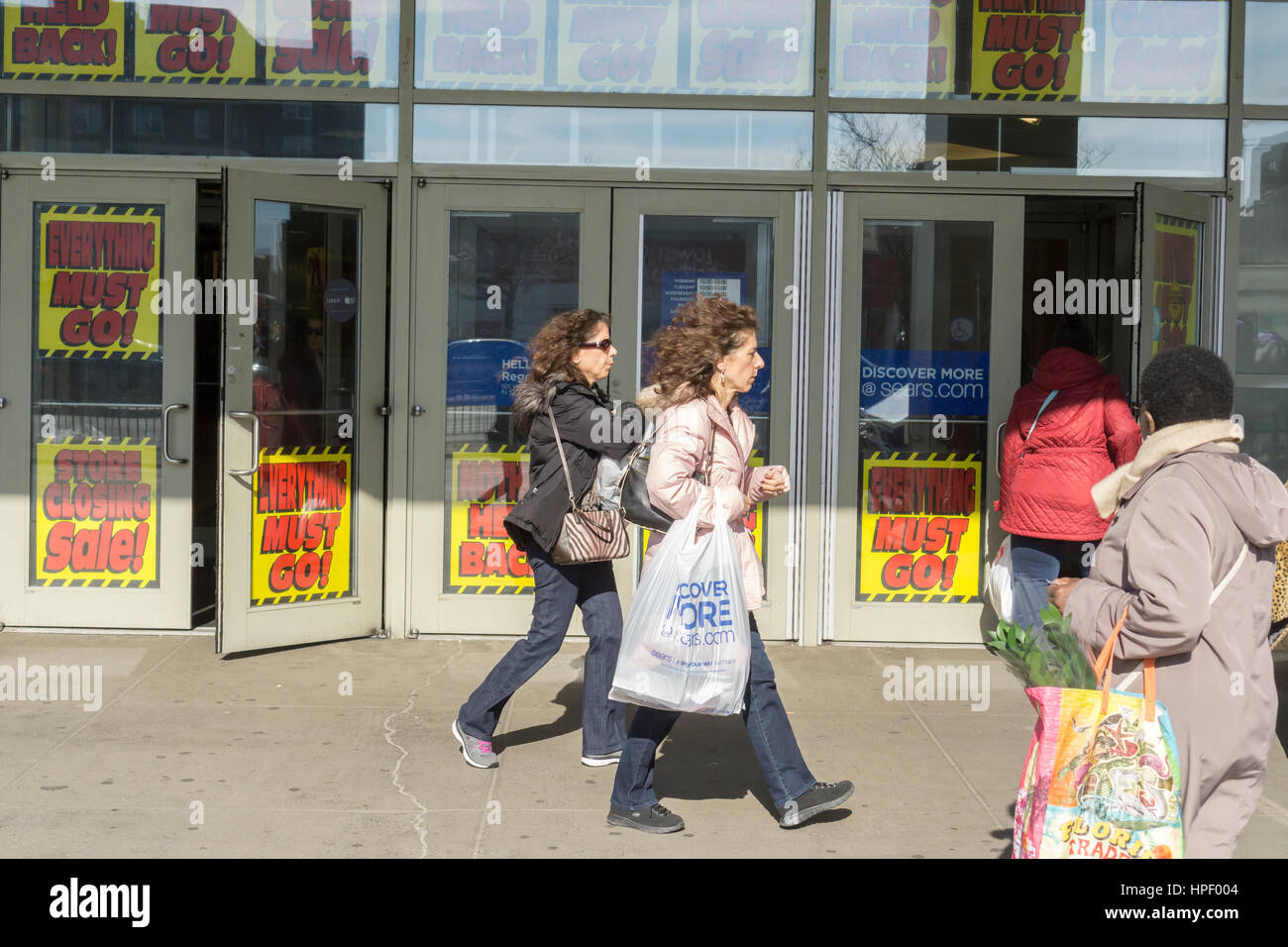 I clienti ricerca di occasioni a presto per essere chiusura negozio Sears in Rego Park di New York Borough of Queens di sabato 18 febbraio, 2017. Sears Holdings ha ritenuto il negozio non redditizie e sarà la chiusura di qualche volta nel mese di aprile. Il negozio è uno dei 42 negozi, essi si chiuderà in primavera. Sears è anche la chiusura 108 Kmart negozi. (© Richard B. Levine) Foto Stock