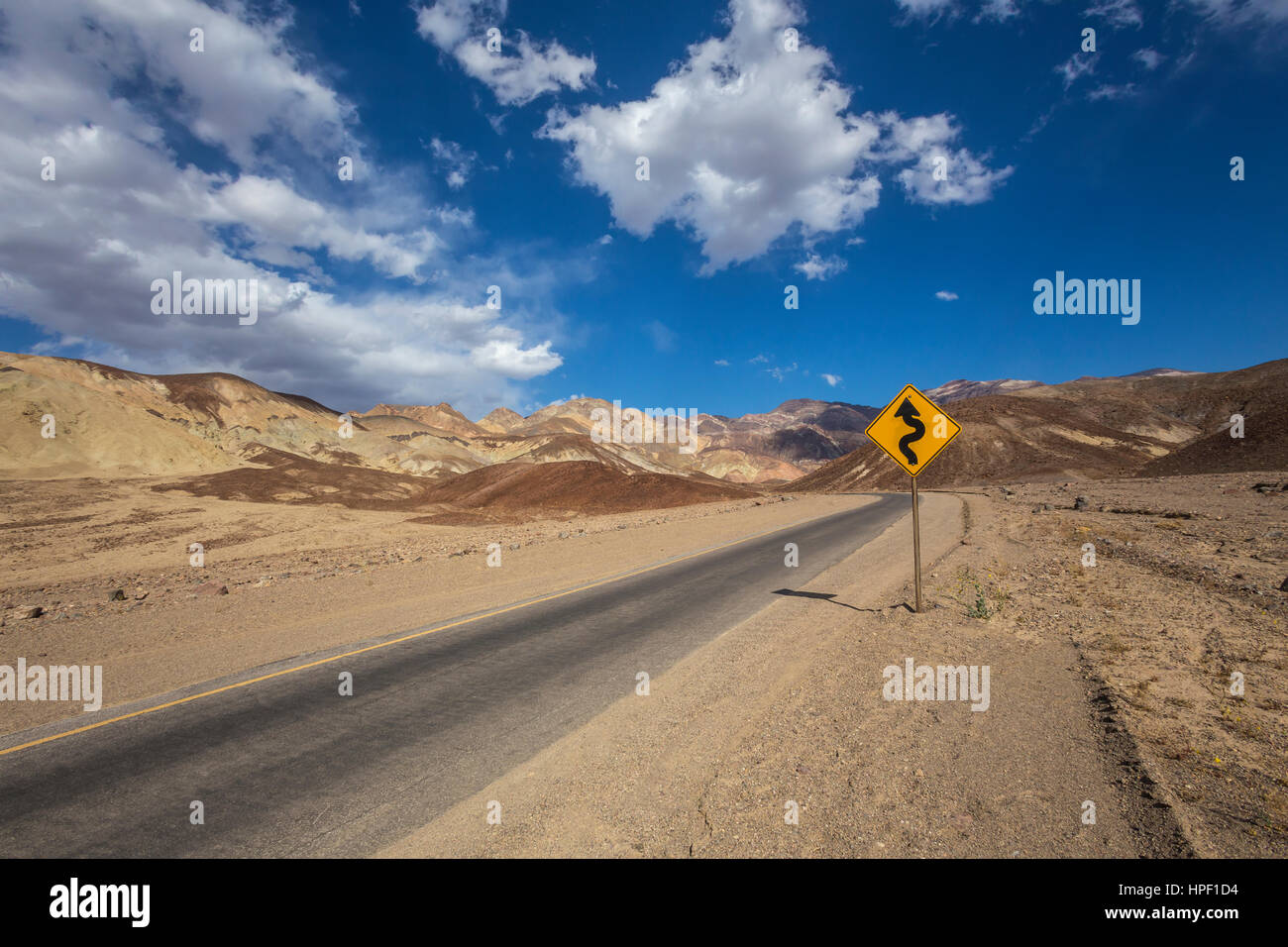 Cartello stradale, scenic drive, artista Drive, Montagna Nera, il Parco Nazionale della Valle della Morte, Death Valley, California, Stati Uniti, America del Nord Foto Stock