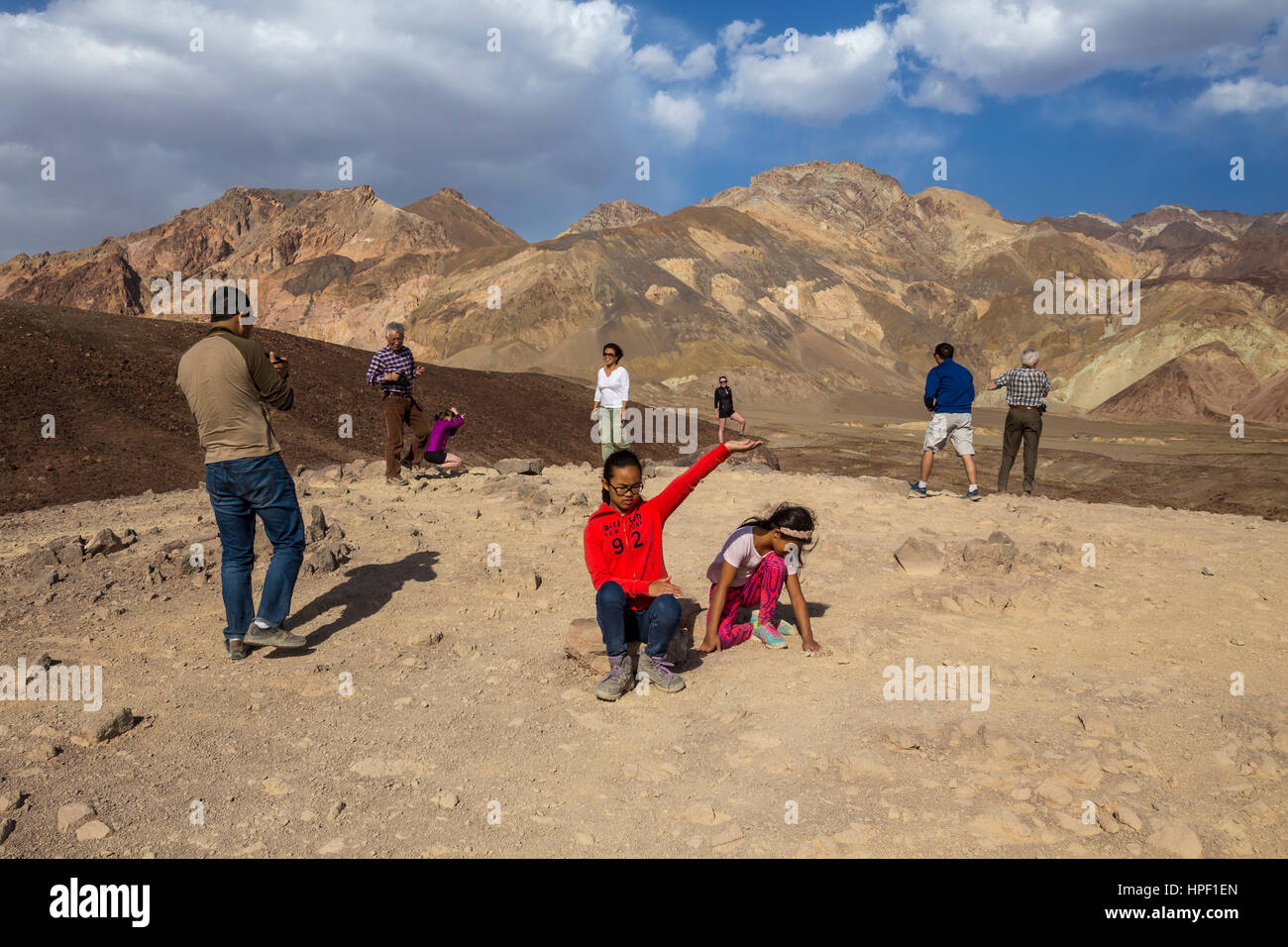 Persone, turisti, visitatori, visitando, artista Drive, Montagna Nera, il Parco Nazionale della Valle della Morte, Death Valley, California, Stati Uniti Foto Stock