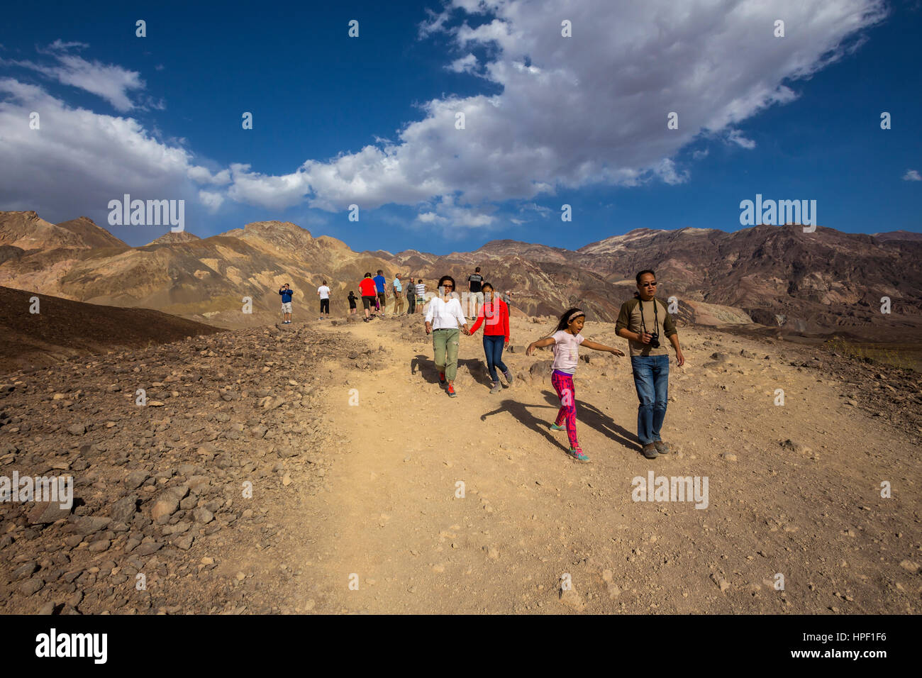 Persone, turisti, visitatori, visitando, artista Drive, Montagna Nera, il Parco Nazionale della Valle della Morte, Death Valley, California, Stati Uniti Foto Stock