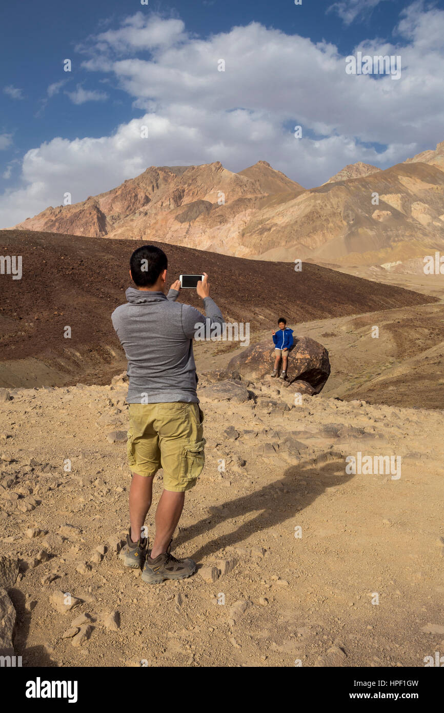 Persone, turisti, padre e figlio, visitando, artista Drive, Montagna Nera, il Parco Nazionale della Valle della Morte, Death Valley, California, Stati Uniti Foto Stock