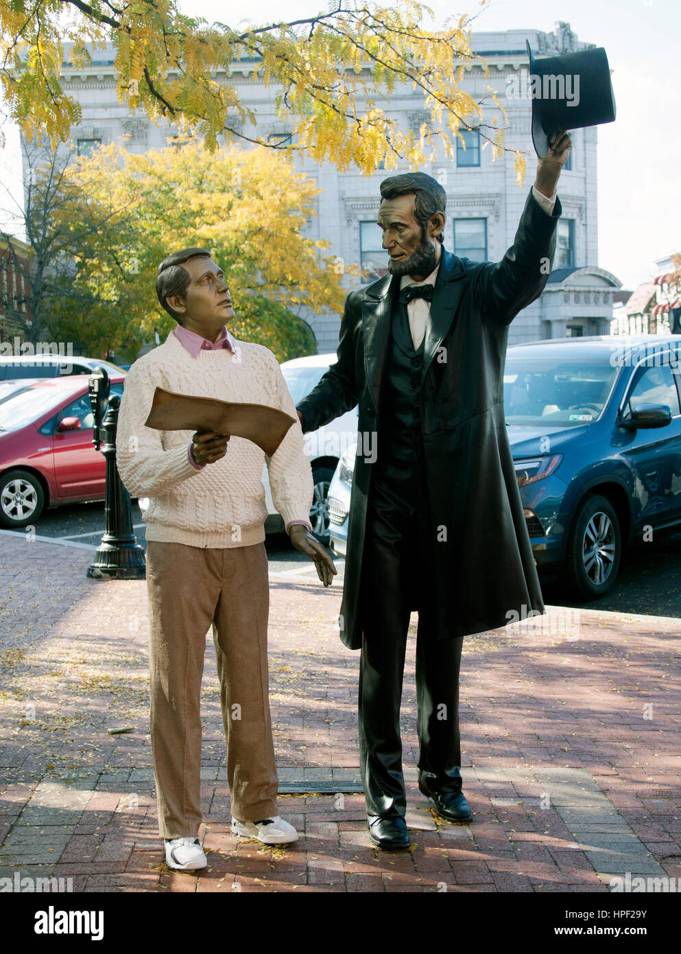 Statue in bronzo del presidente Abraham Lincoln e ciò che appare essere un impressionati Perry Como di Gettysburg in Pennsylvania Foto Stock