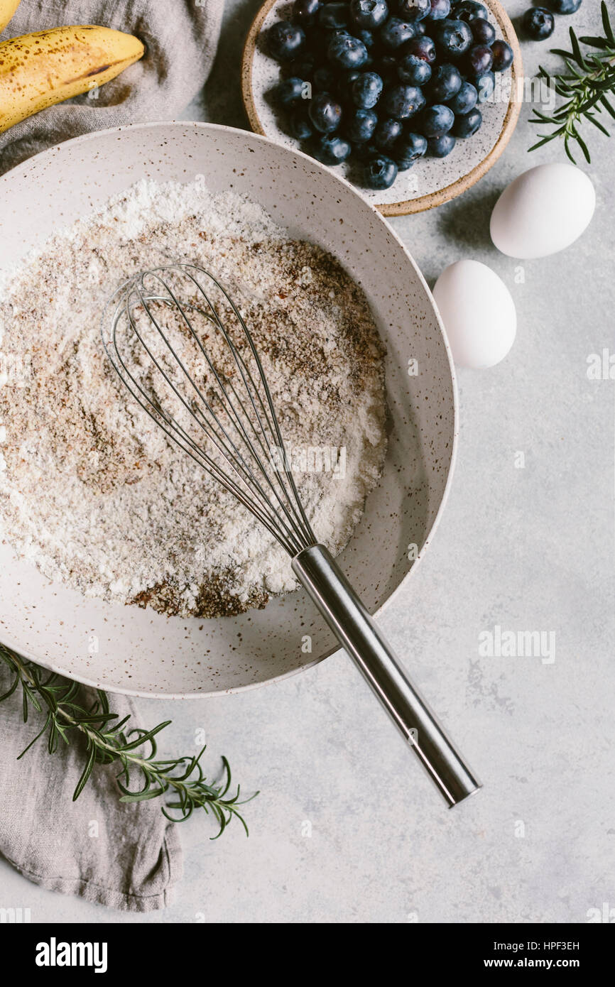 Ingredienti per flourless muffin ai mirtilli (più vicino) Foto Stock