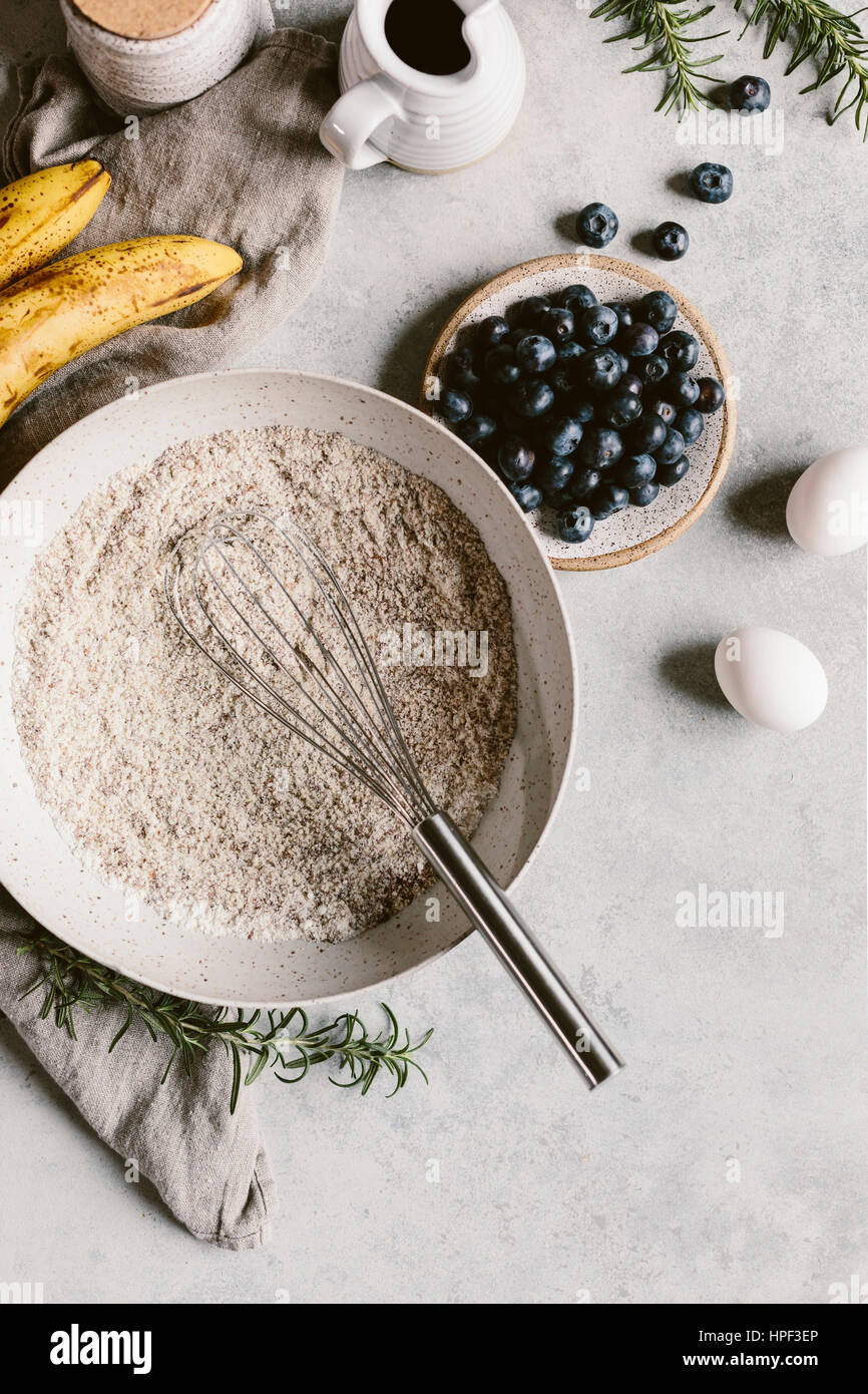 Ingredienti per flourless muffin ai mirtilli Foto Stock
