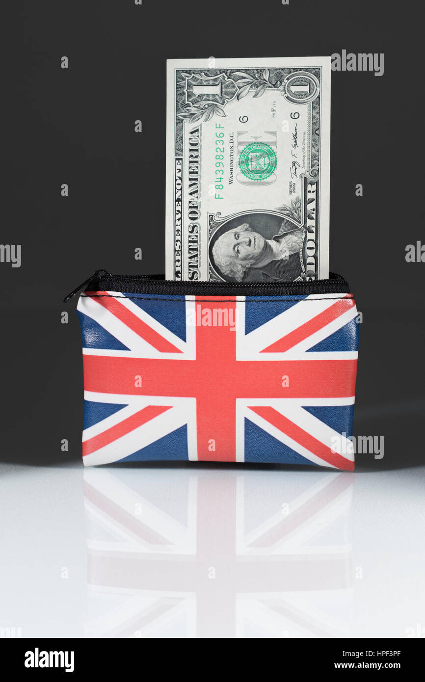 Unione Jack portamonete con dollari contro uno sfondo scuro. Metafora noi Dollar-Sterling tasso di scambio e di commercio, holiday spendere soldi in noi. Foto Stock