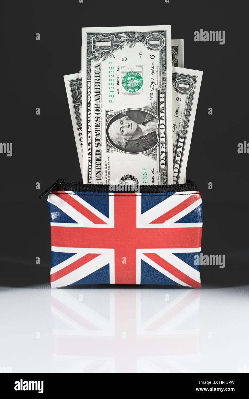 Unione Jack portamonete con dollari contro uno sfondo scuro. Metafora noi Dollar-Sterling tasso di scambio e di commercio, holiday spendere soldi in noi. Foto Stock